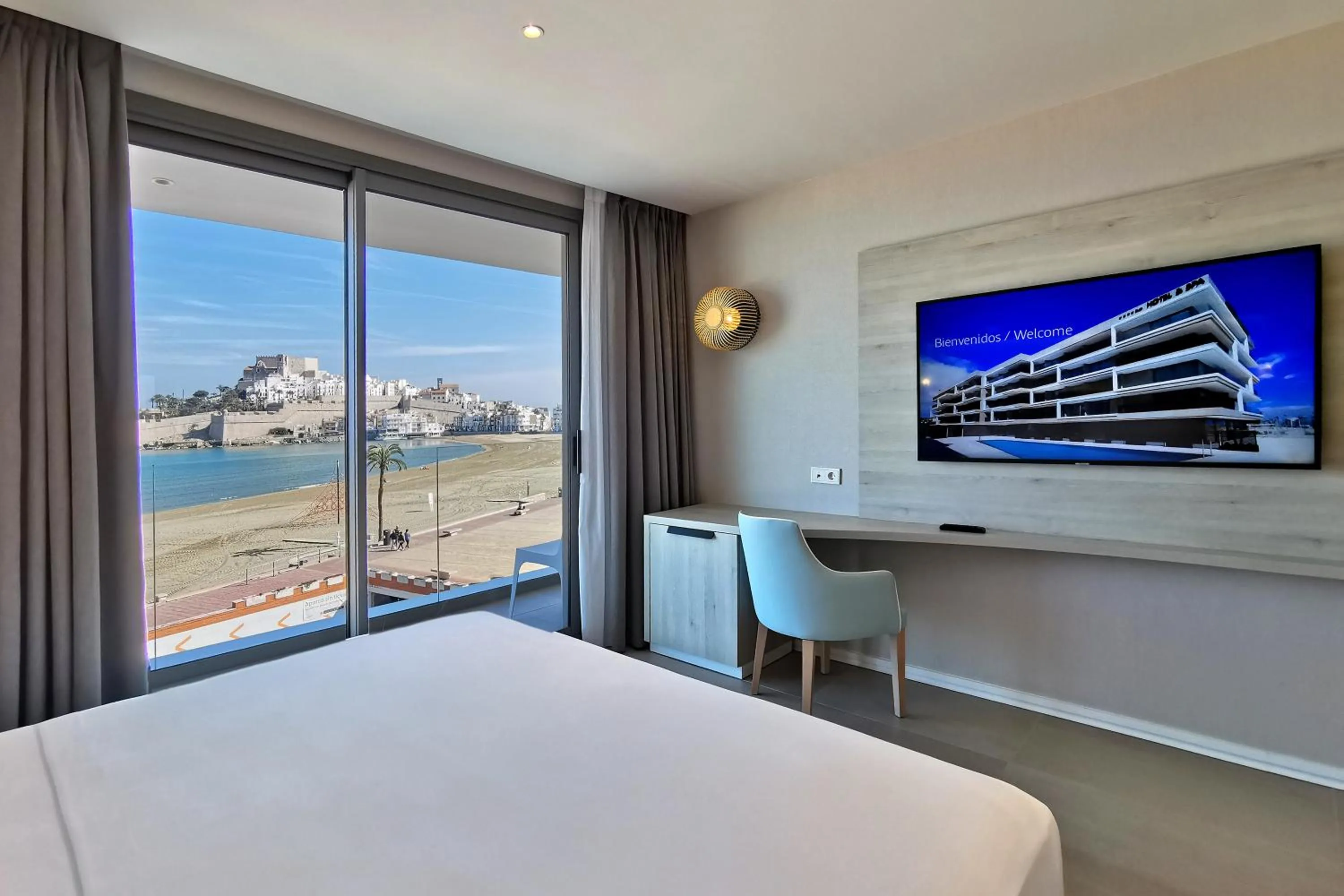 View (from property/room), Bed in Hotel & Spa Castillo de Peñíscola 4* Sup