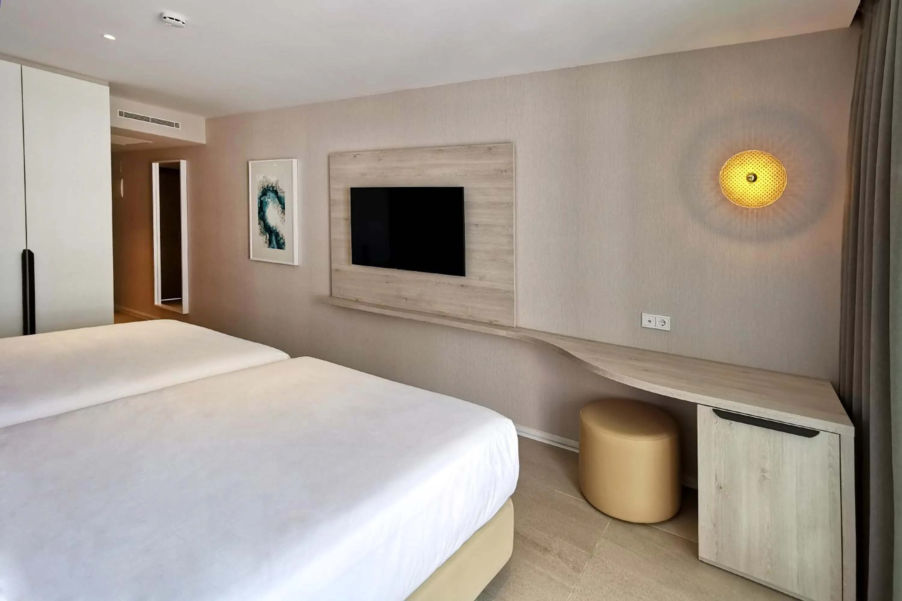 Photo of the whole room, Bed in Hotel & Spa Castillo de Peñíscola 4* Sup