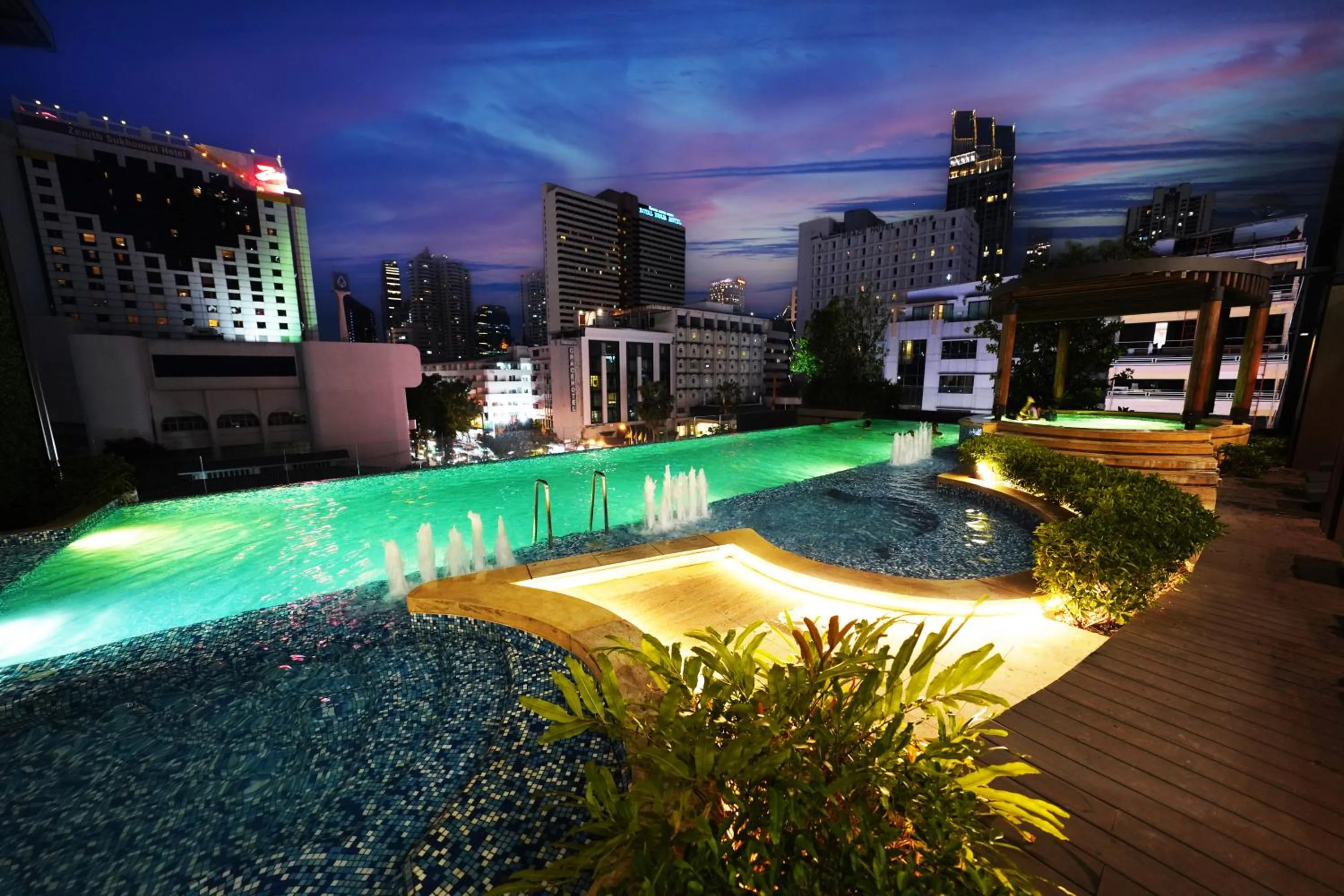 Swimming pool in The Rich Residence Sukhumvit Nana
