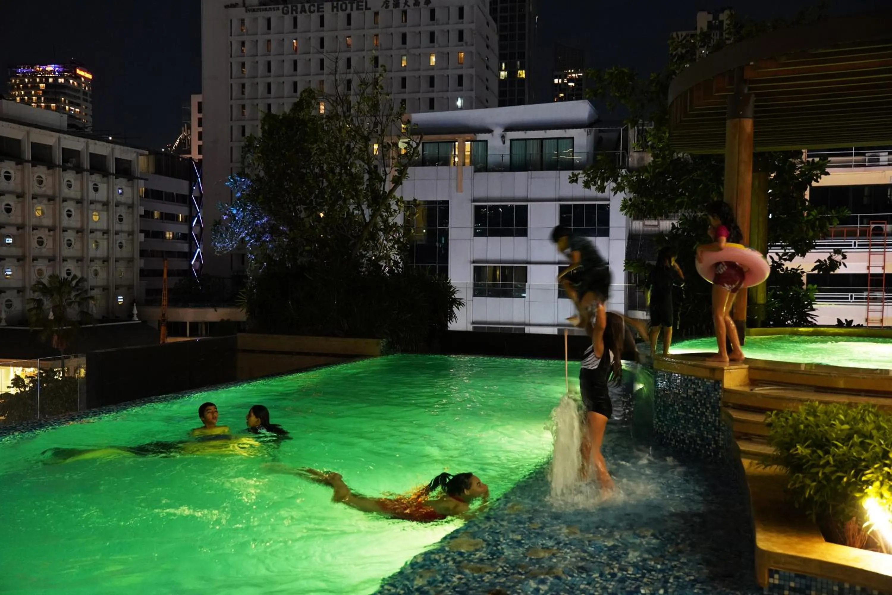Swimming pool in The Rich Residence Sukhumvit Nana