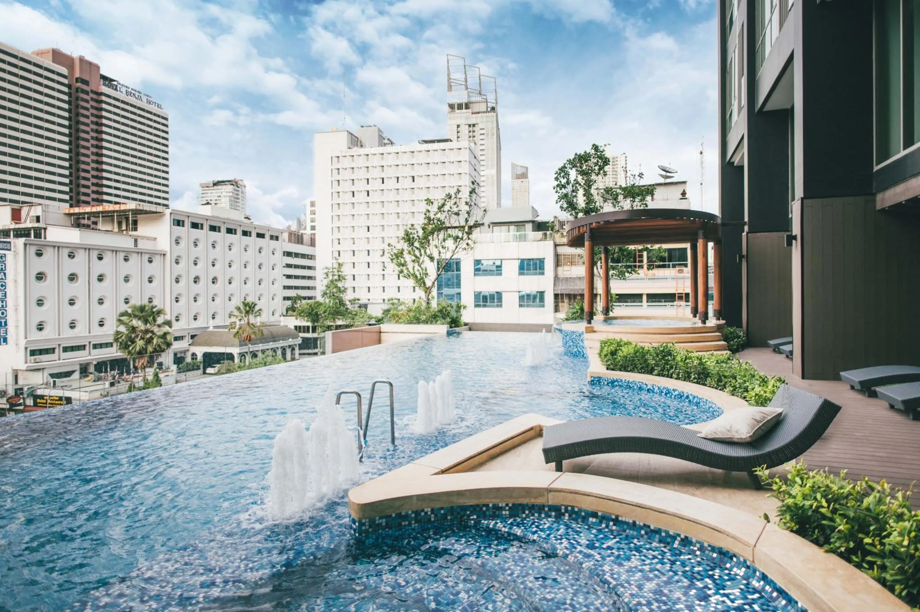 Swimming pool in The Rich Residence Sukhumvit Nana