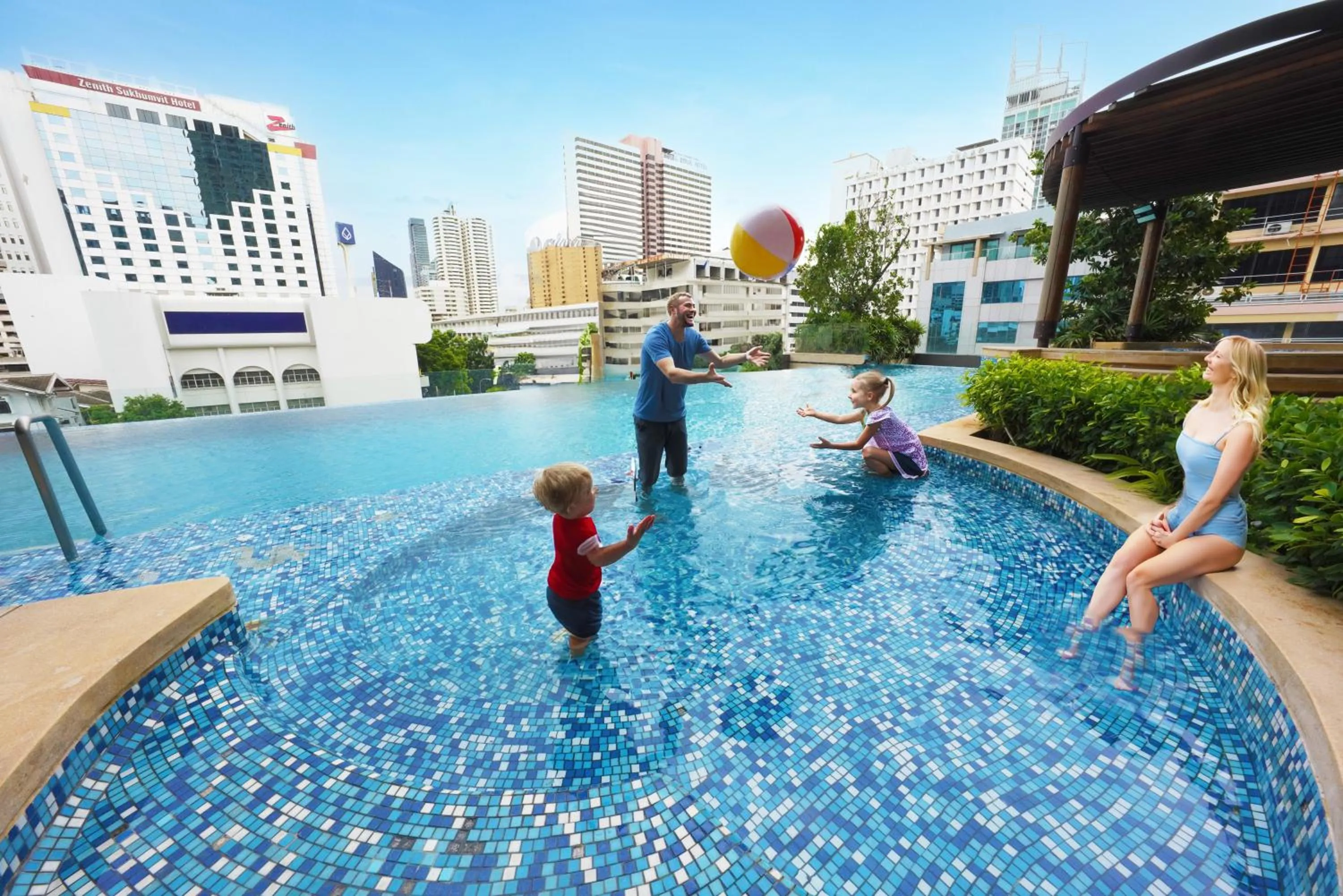 Swimming pool in The Rich Residence Sukhumvit Nana