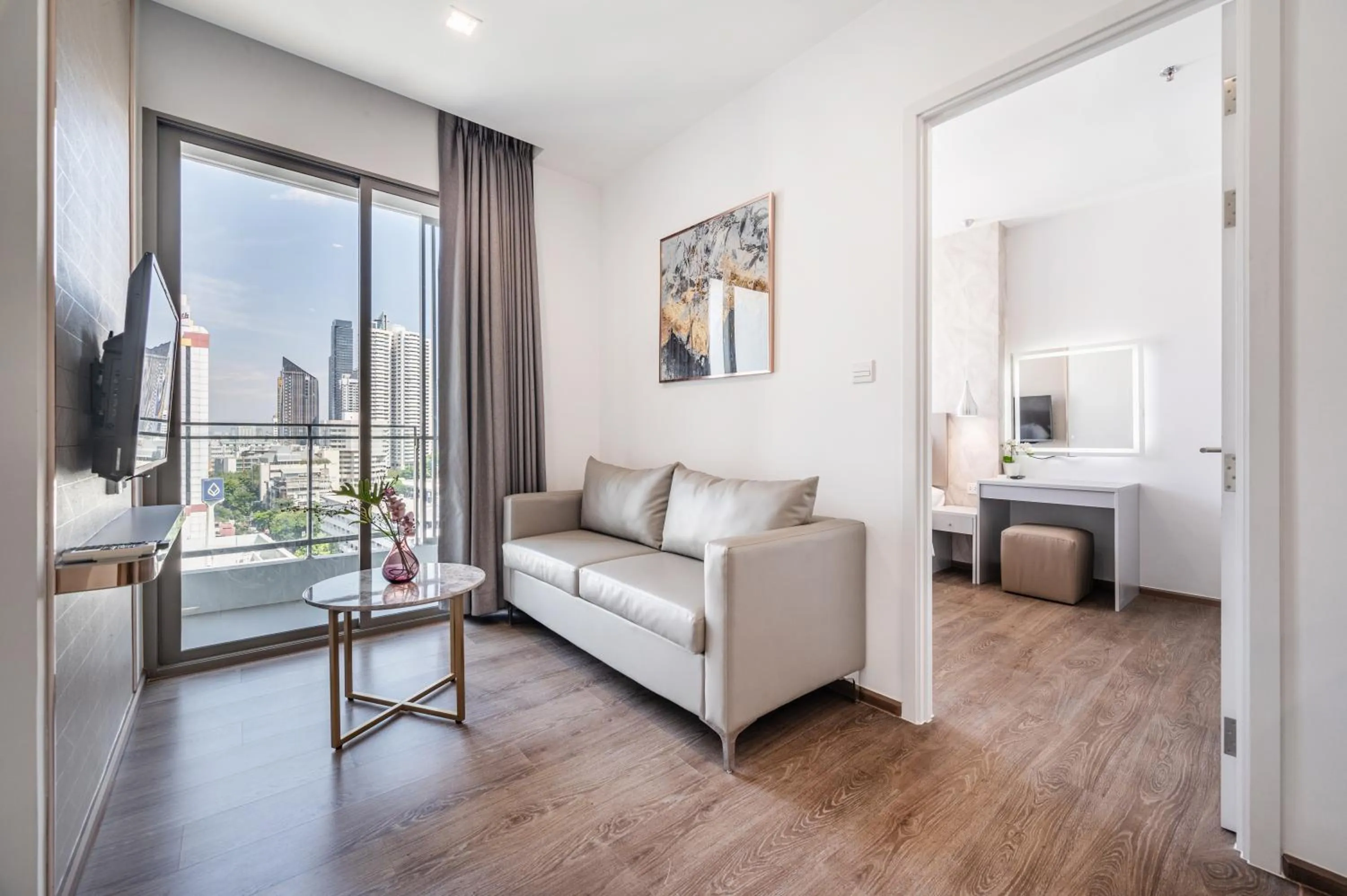 Living room, Bed in The Rich Residence Sukhumvit Nana