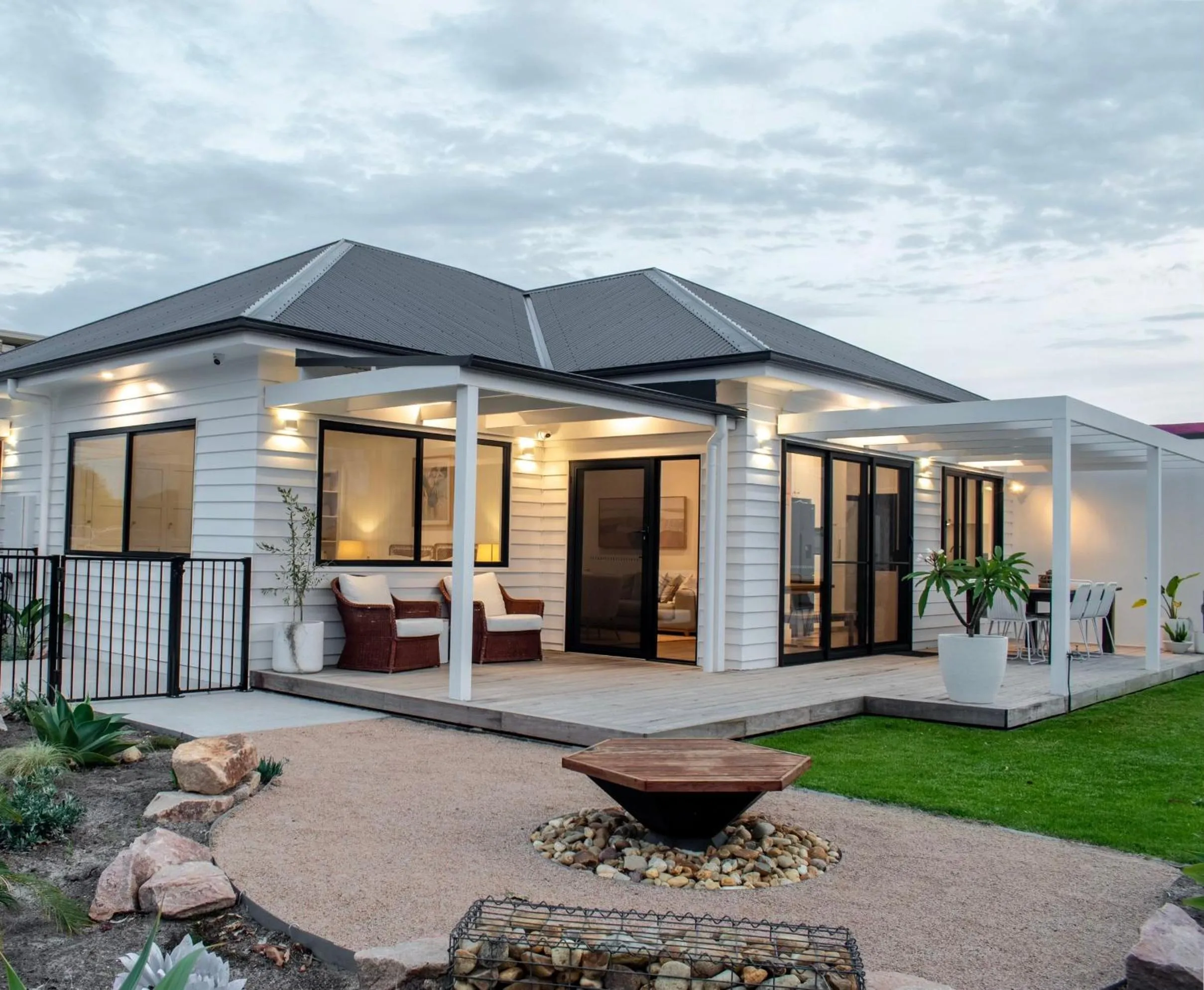 Two-Bedroom Apartment in Skipper’s Lakes Entrance *Waterfront*