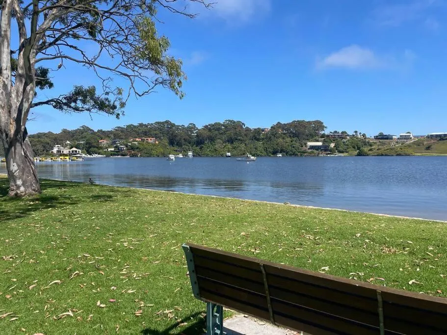 Two-Bedroom Apartment in Skipper’s Lakes Entrance *Waterfront*