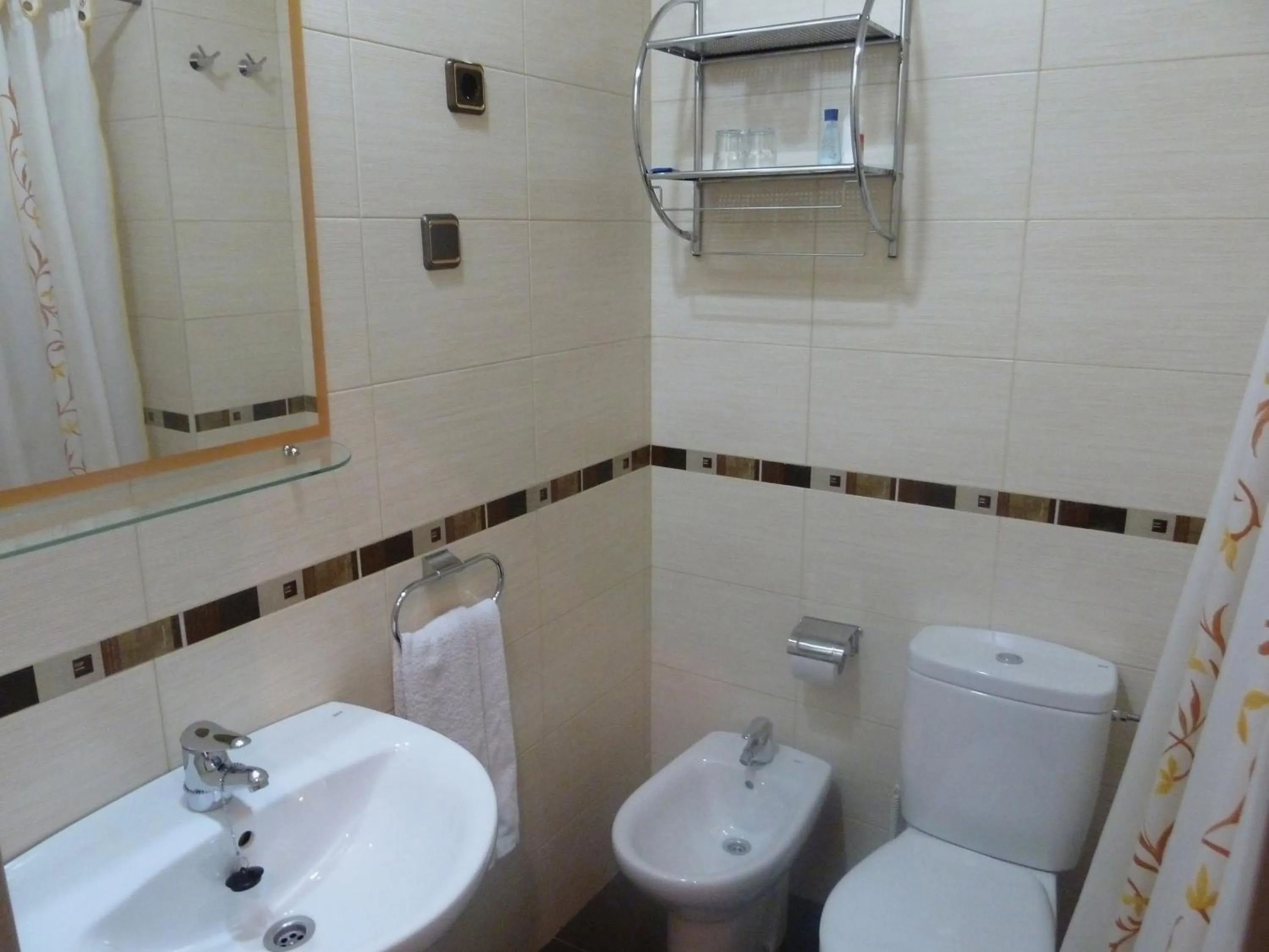 Toilet in Hostal Lauria