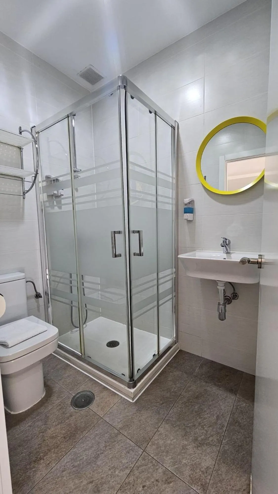 Shower in Hostal Lauria