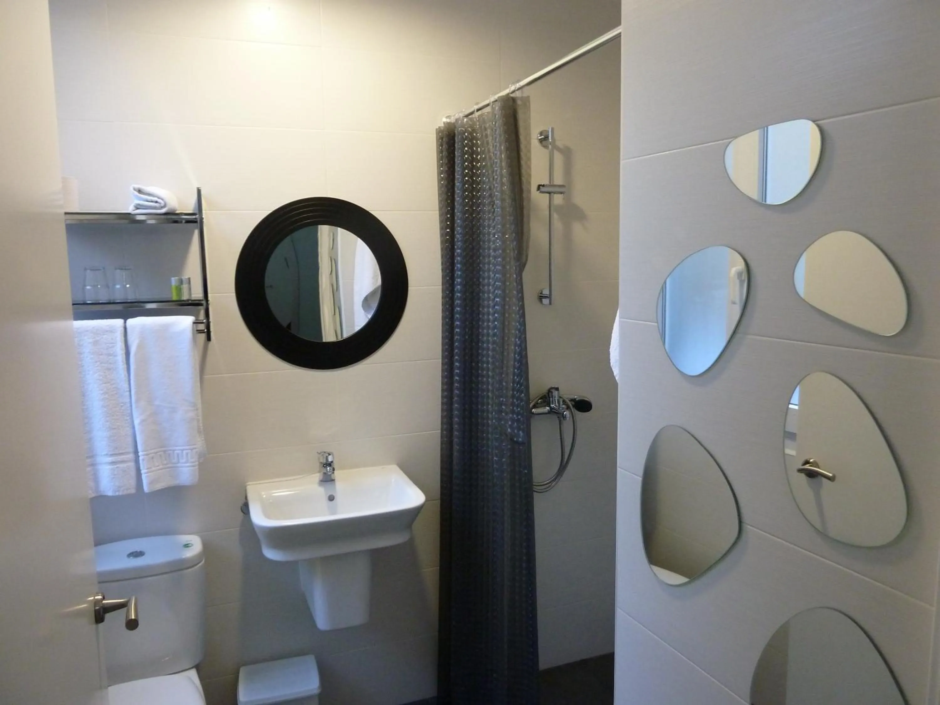 Toilet in Hostal Lauria