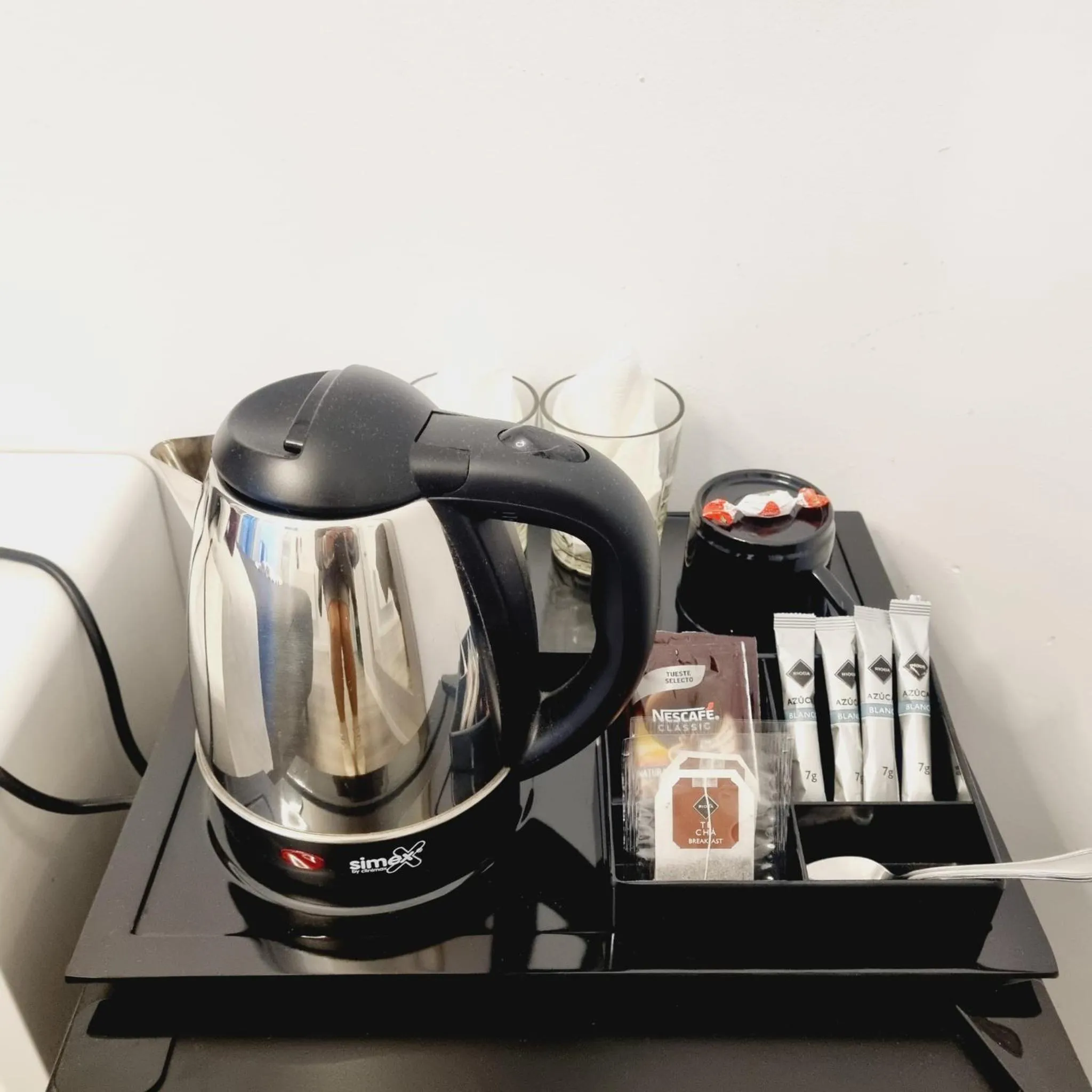 Coffee/tea facilities in Hostal Lauria