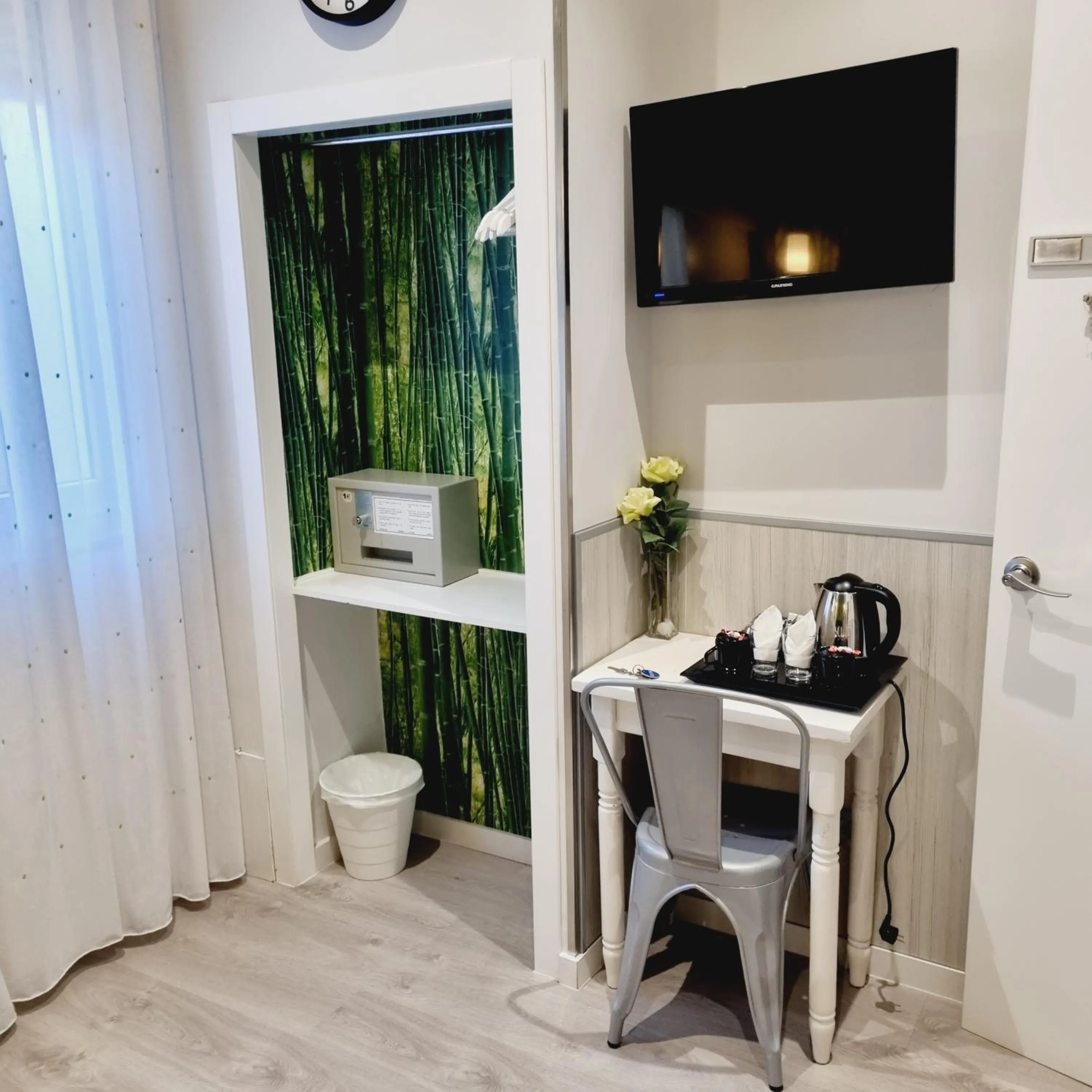 TV and multimedia in Hostal Lauria