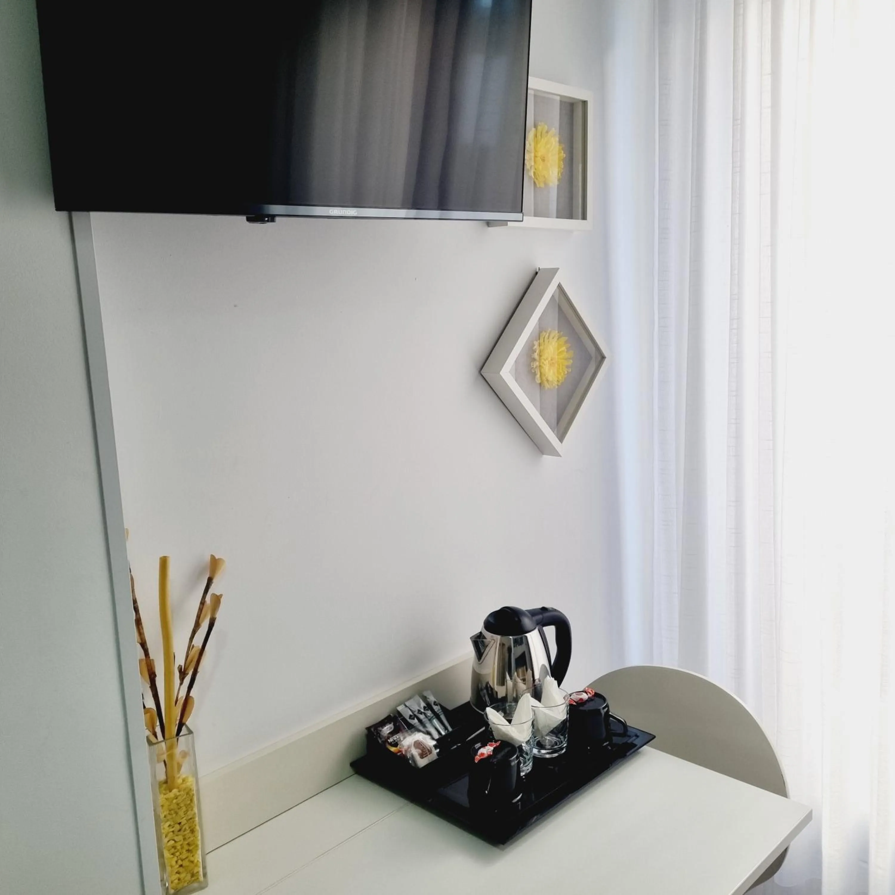 TV and multimedia in Hostal Lauria