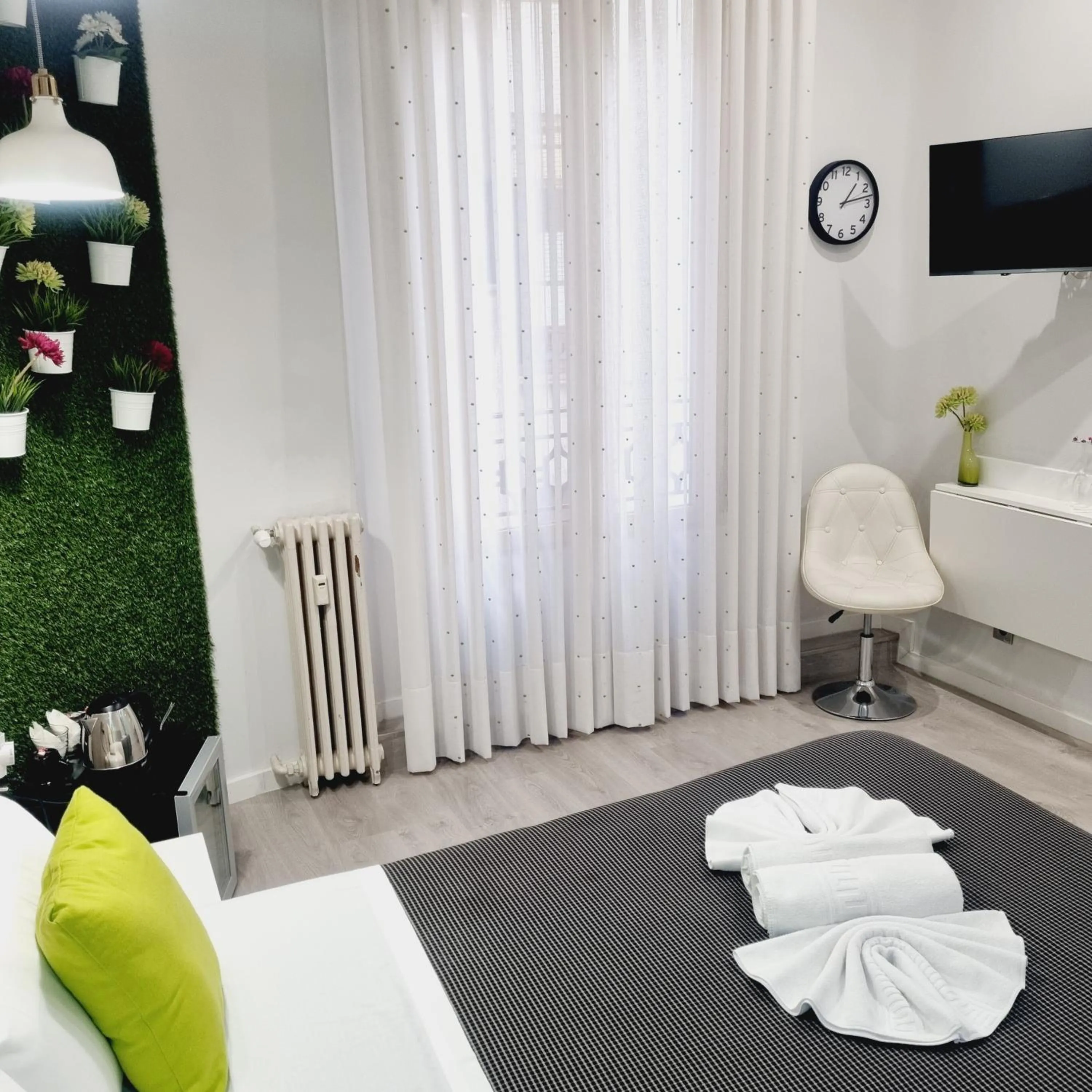 Inner courtyard view, Bed in Hostal Lauria