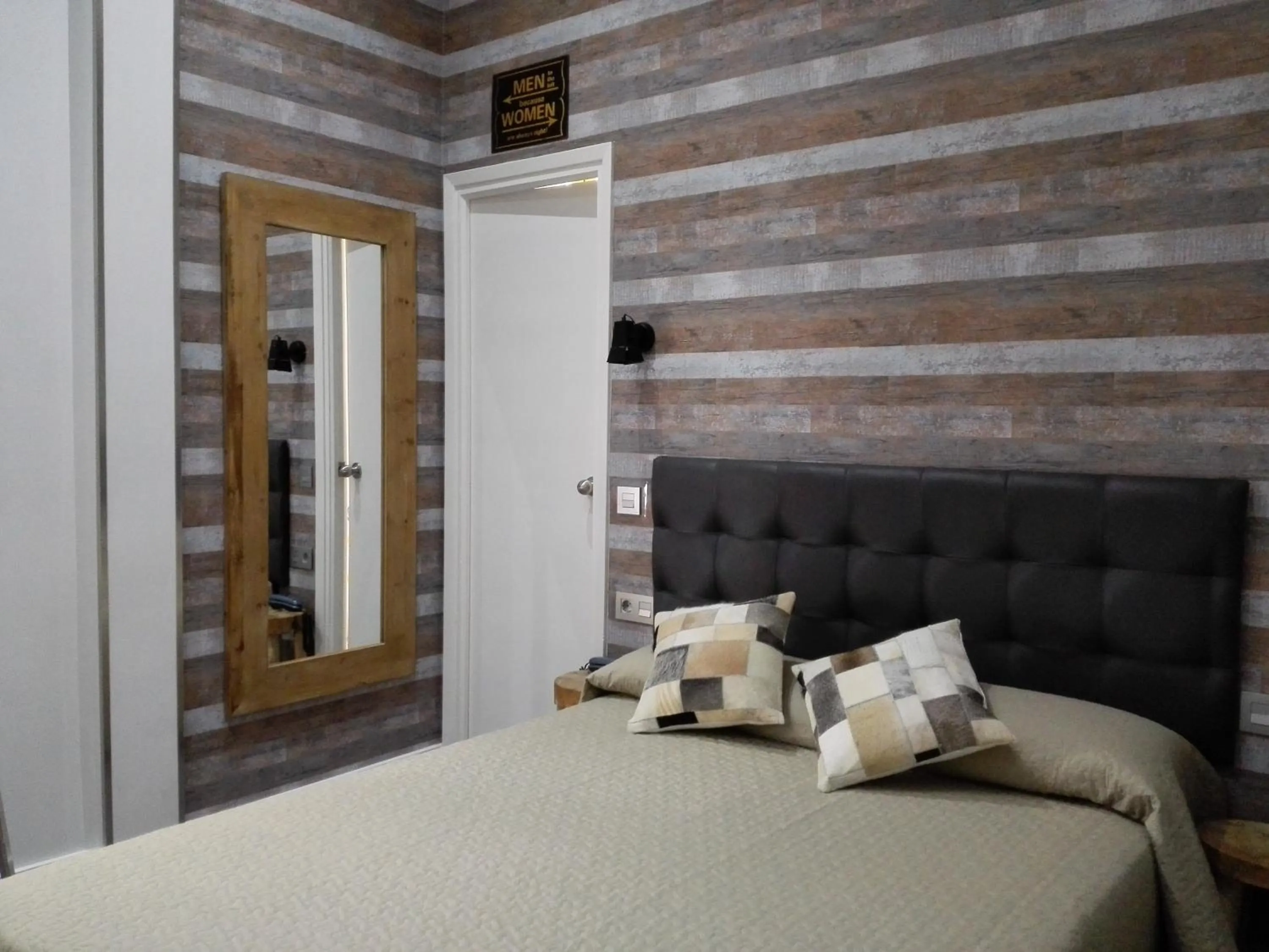 Photo of the whole room, Bed in Hostal Lauria