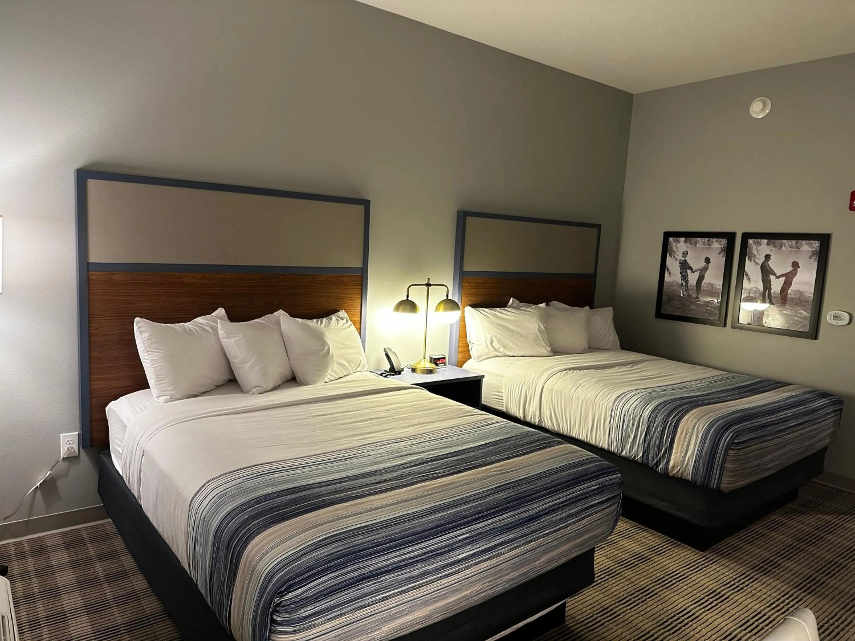 Bedroom, Bed in AmericInn by Wyndham Mountain Home