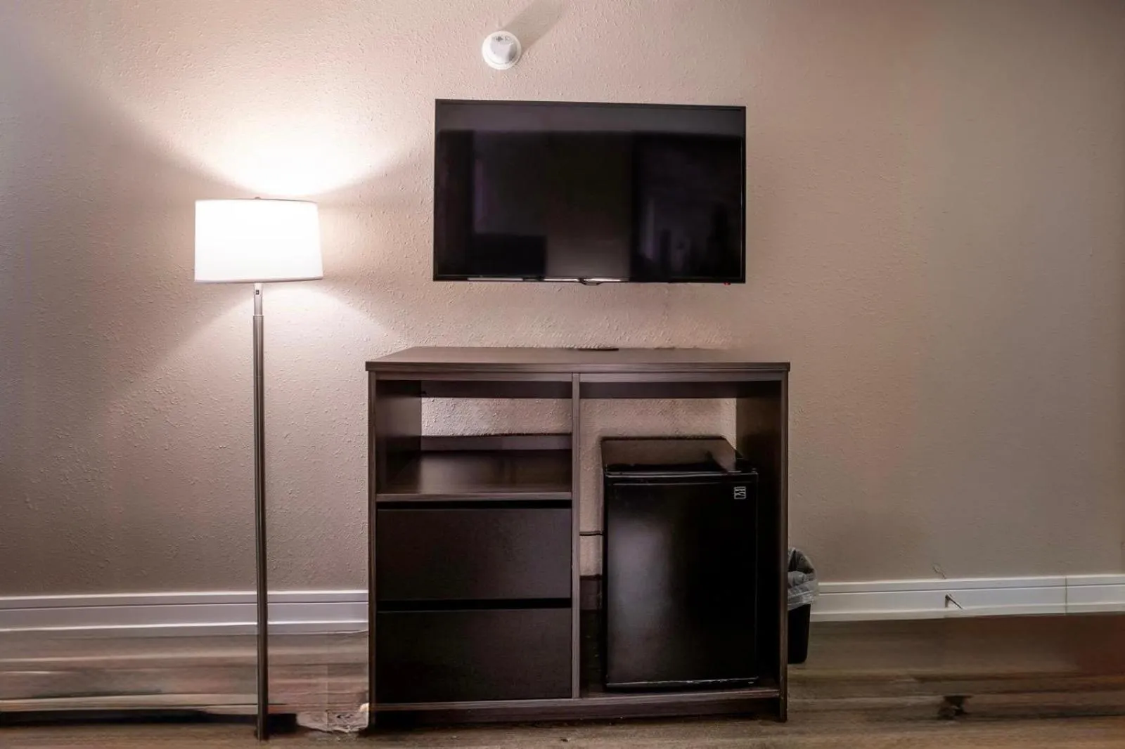 TV and multimedia in Super 8 by Wyndham Rockford South