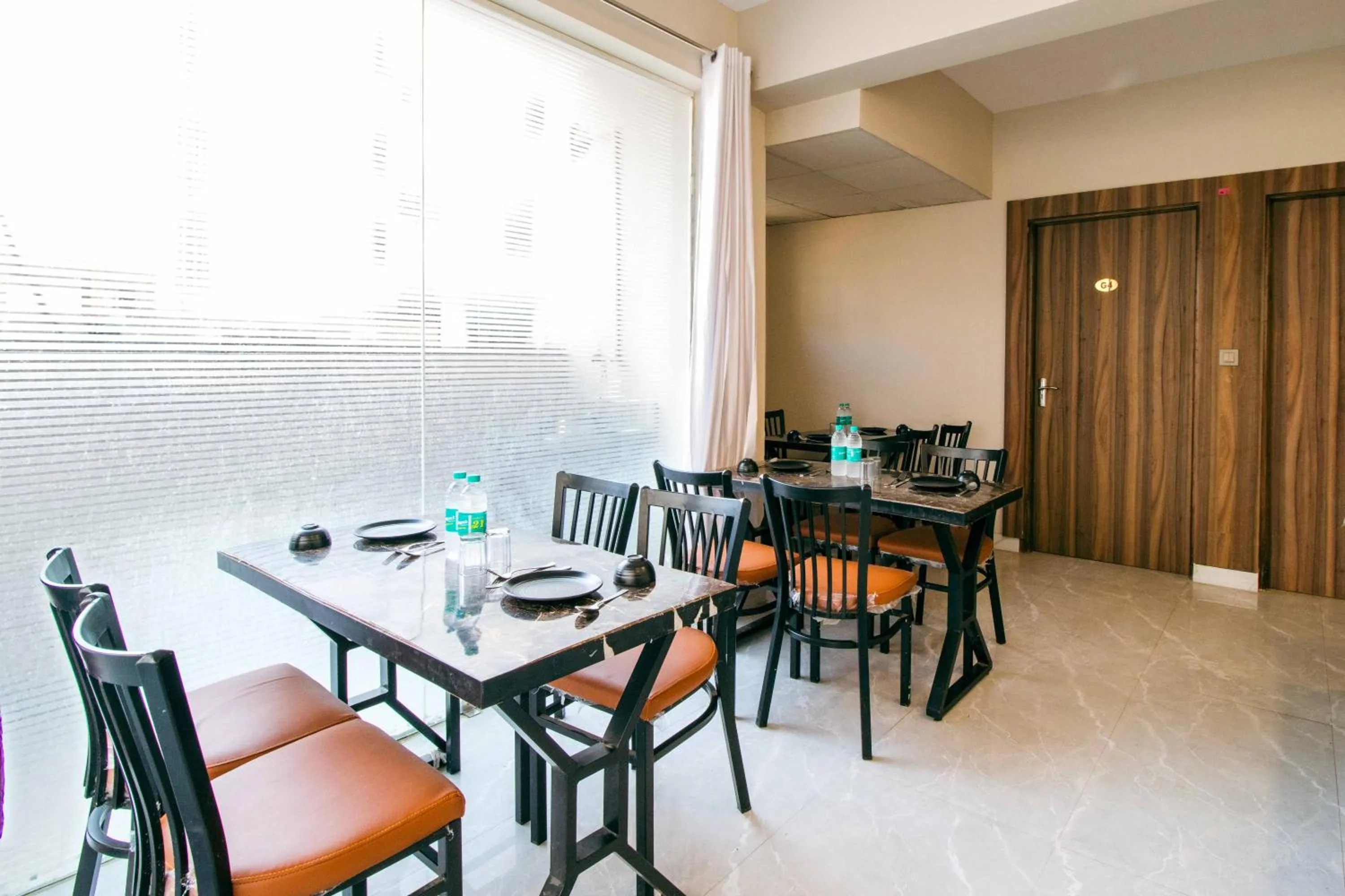 Restaurant/places to eat in Treebo Elite Corporate, Sector 62