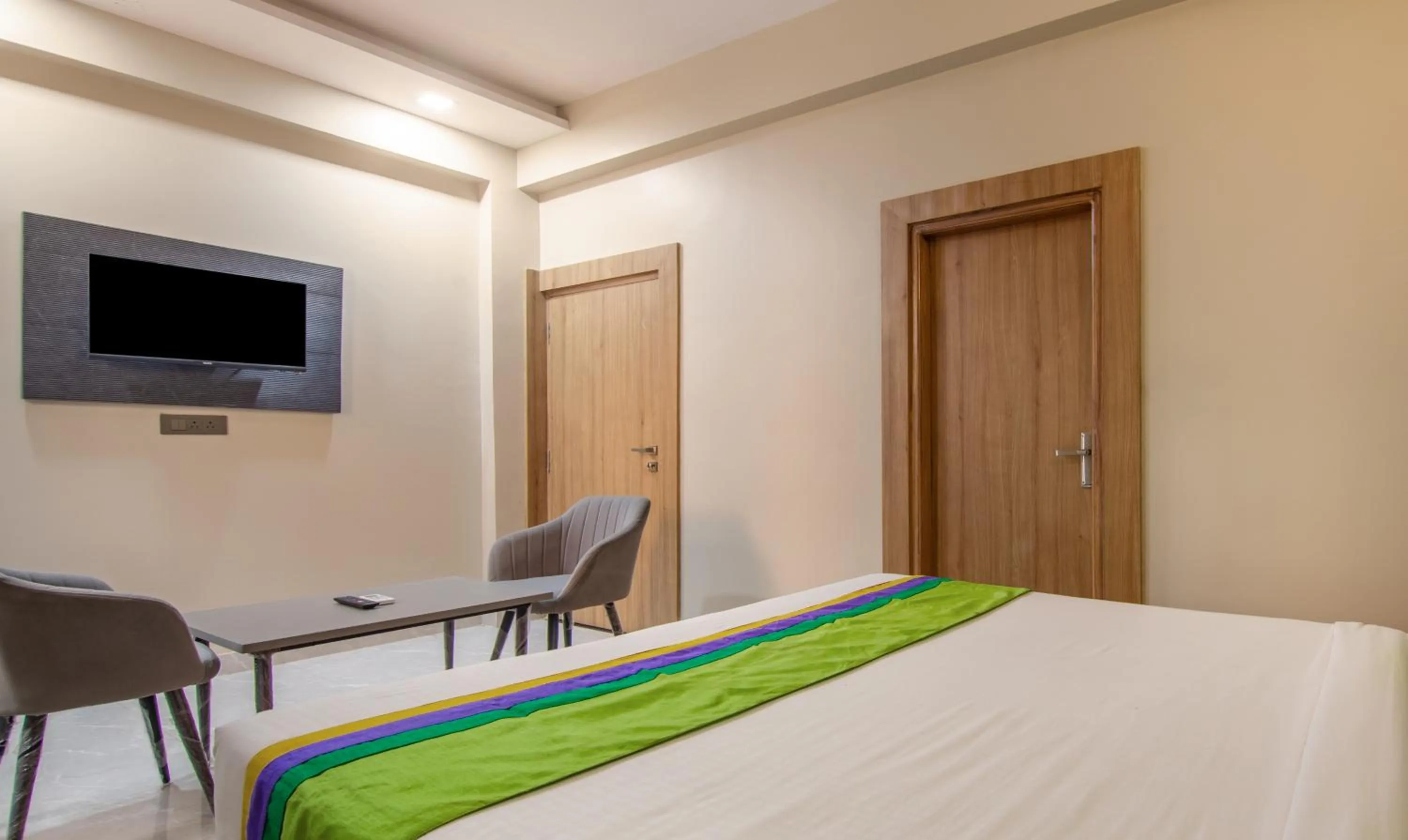 Bedroom, Bed in Treebo Elite Corporate, Sector 62