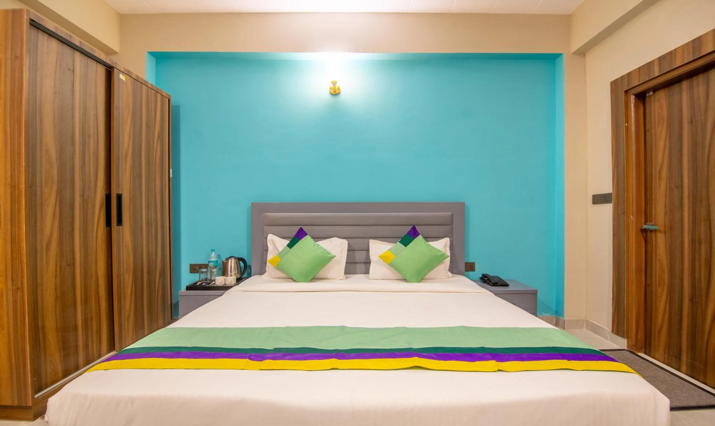 Bedroom, Bed in Treebo Elite Corporate, Sector 62