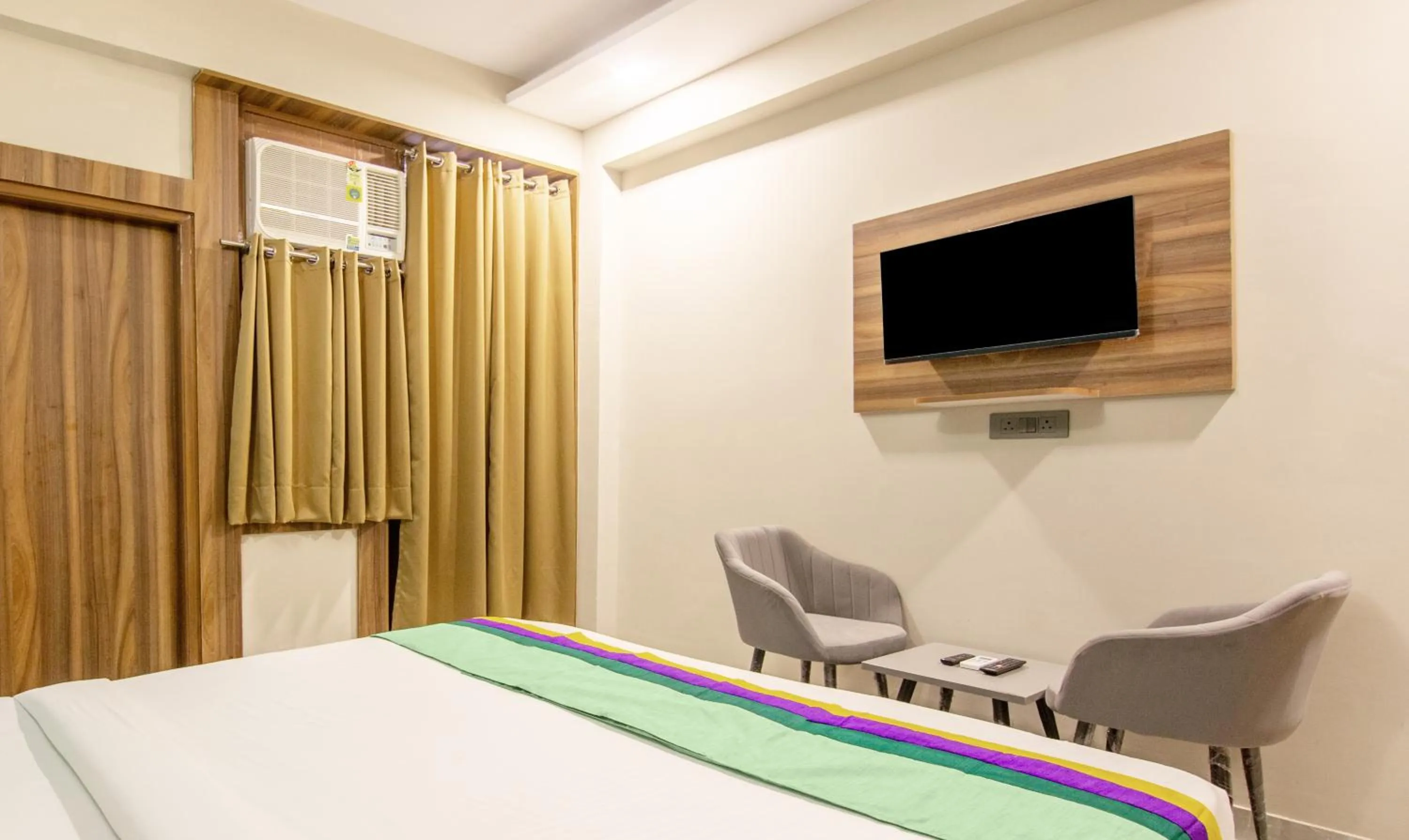 Bedroom, Bed in Treebo Elite Corporate, Sector 62