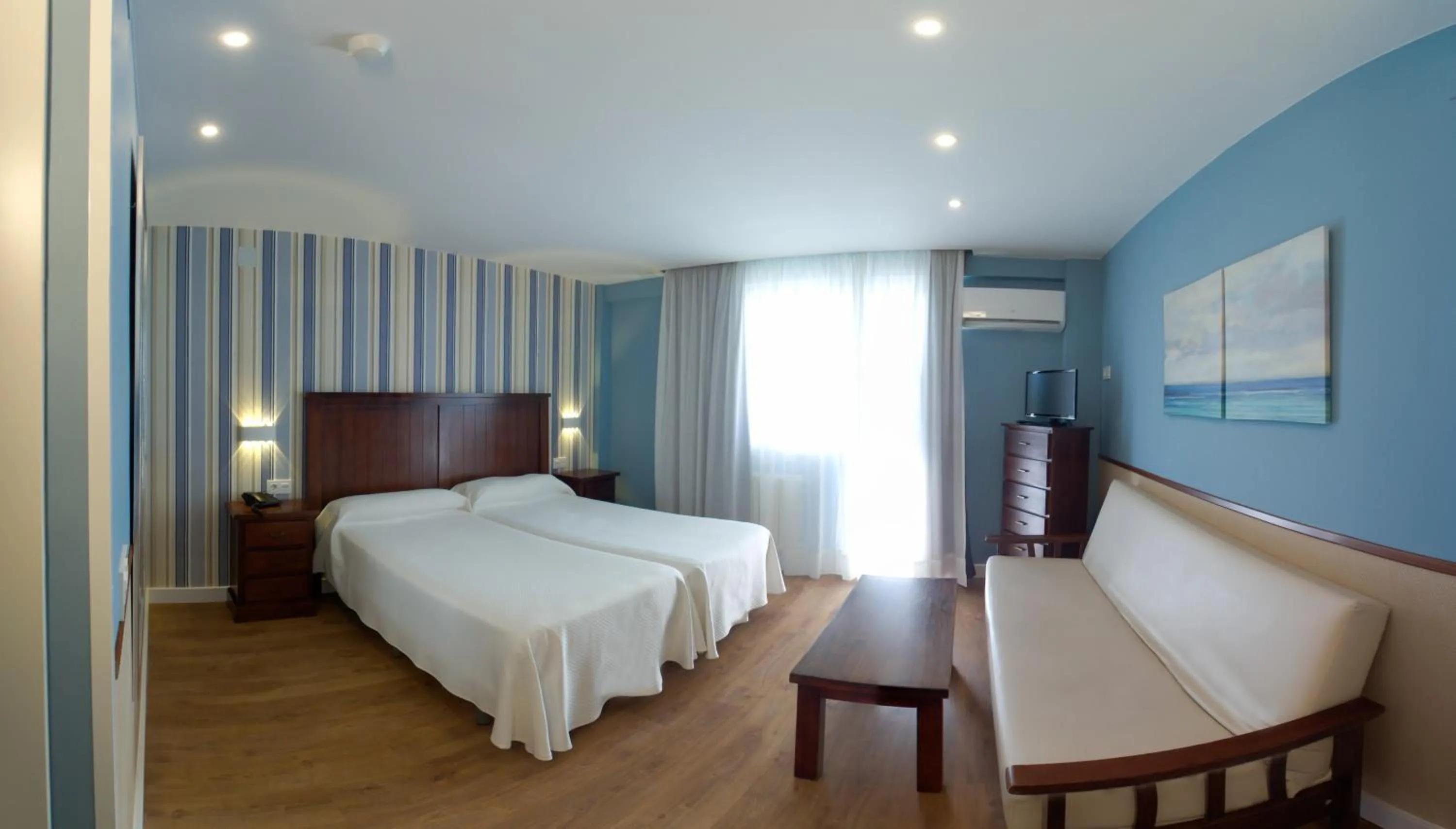 Photo of the whole room, Bed in La Barracuda