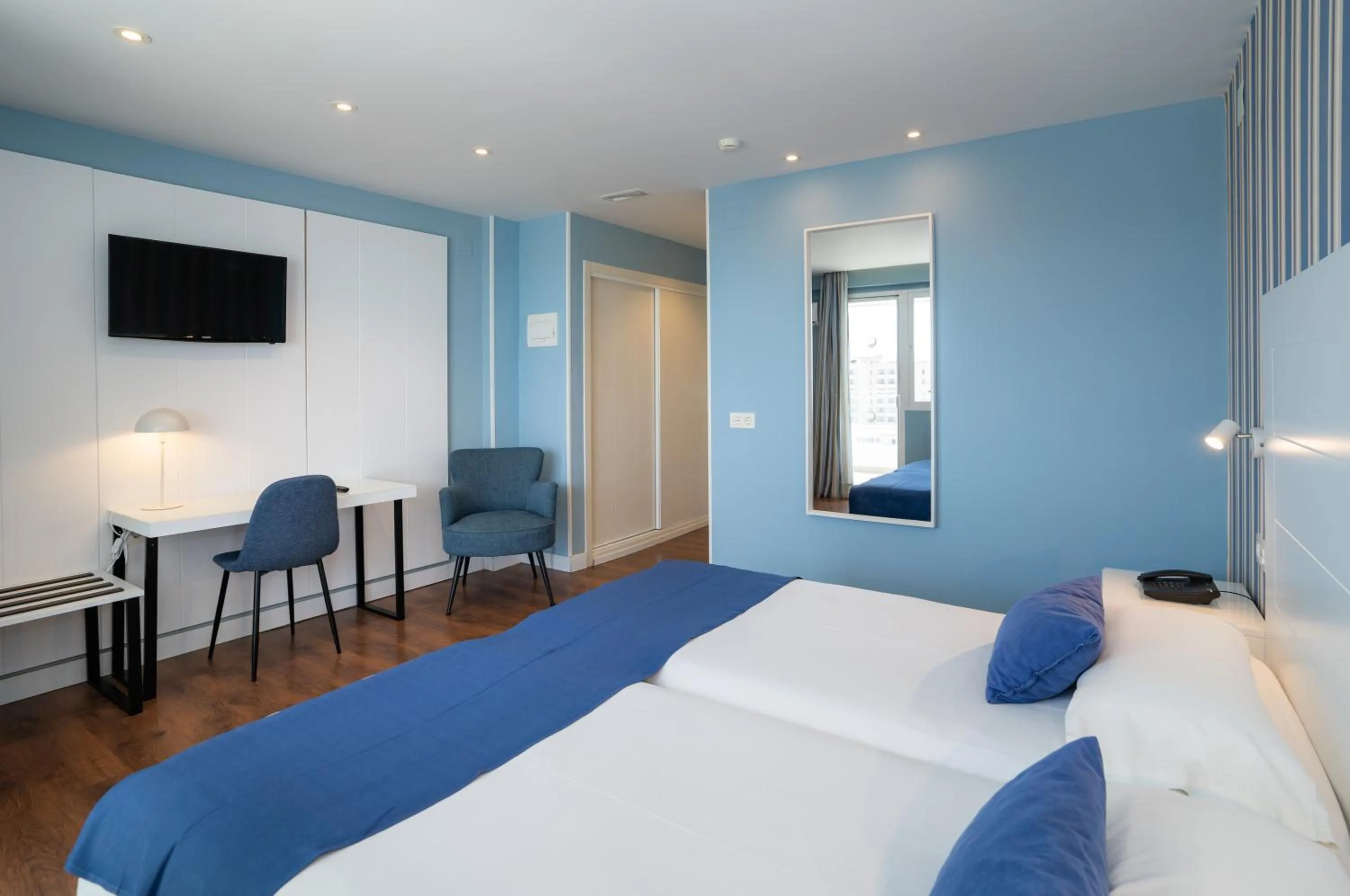 Photo of the whole room, Bed in La Barracuda