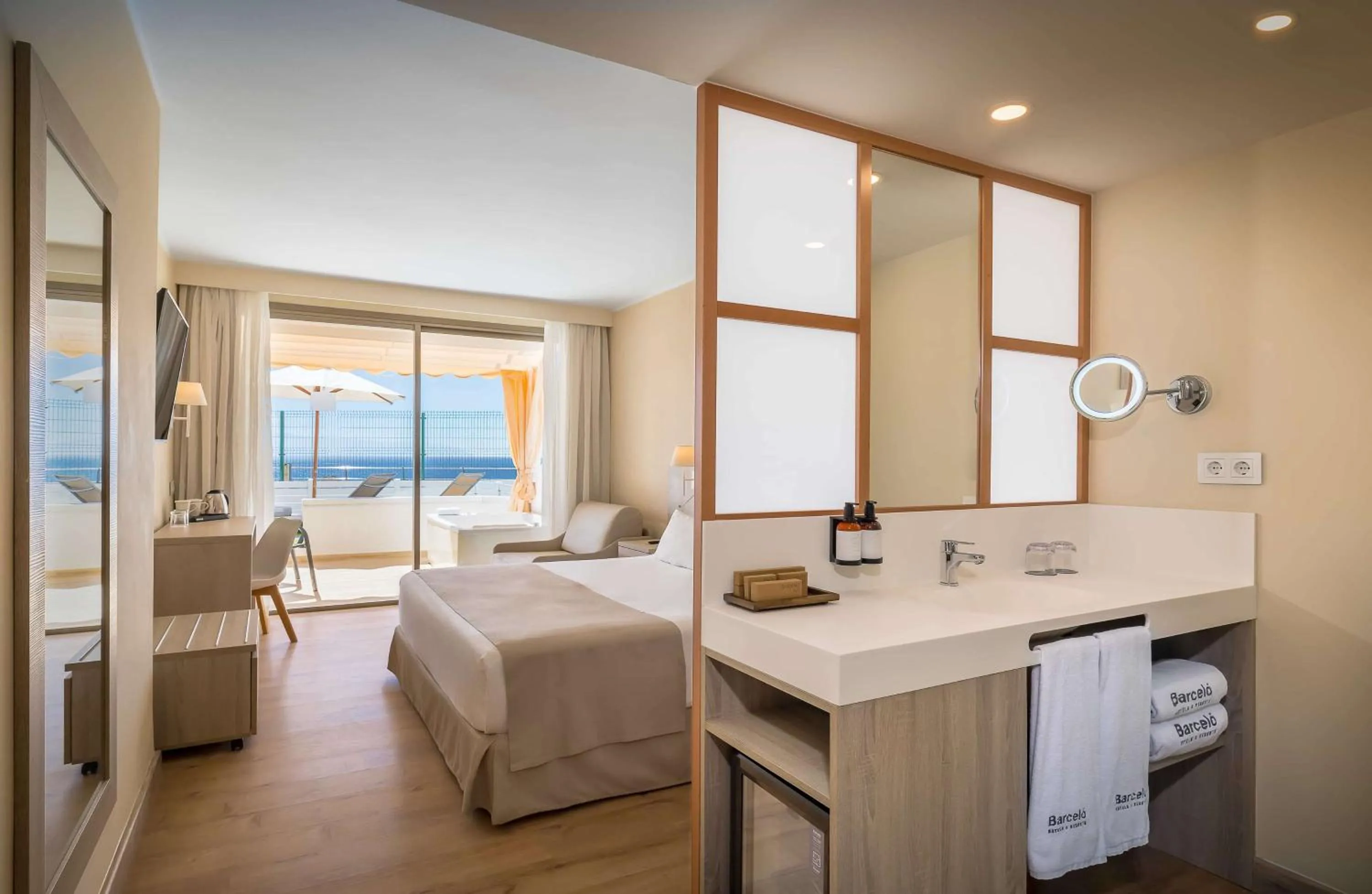 Bathroom, Bed in Barceló Santiago - Adults Only