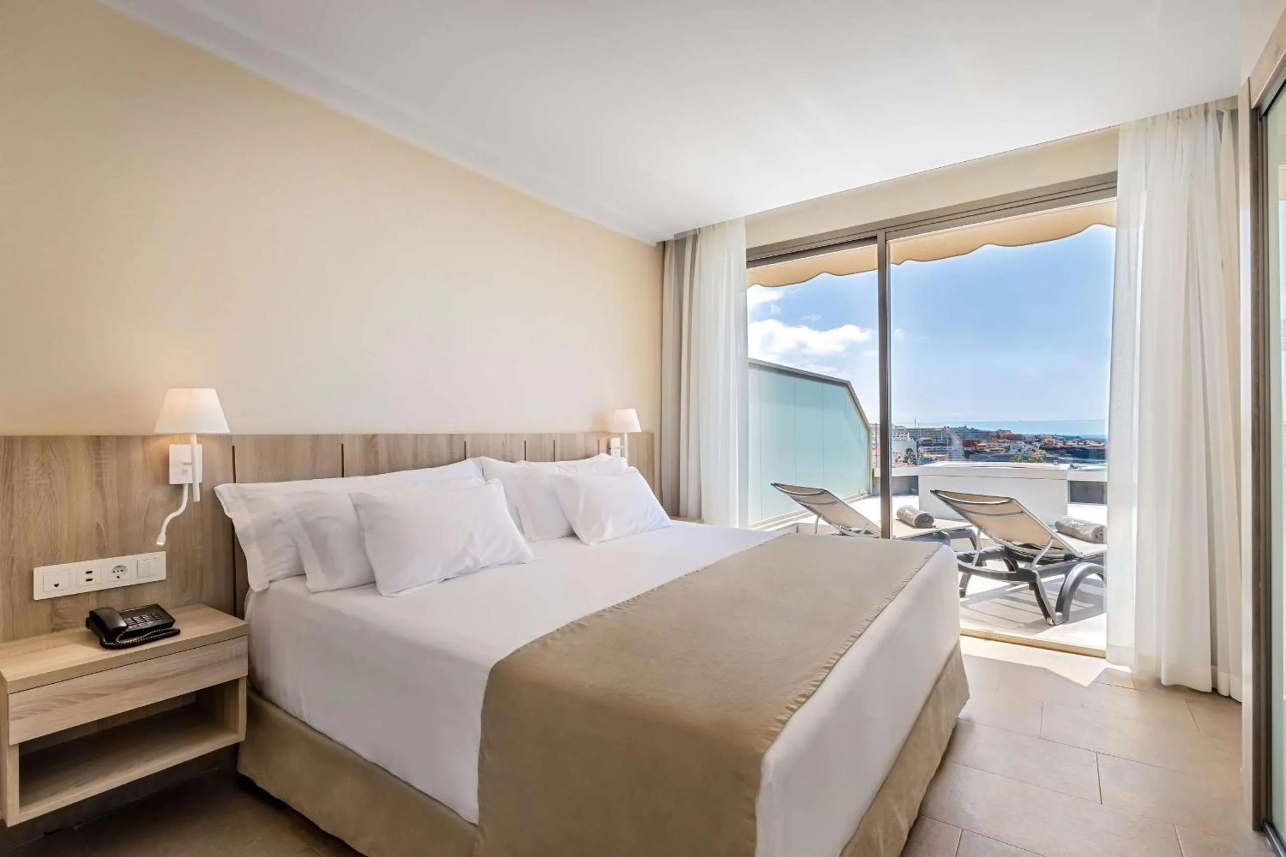 Photo of the whole room, Bed in Barceló Santiago - Adults Only