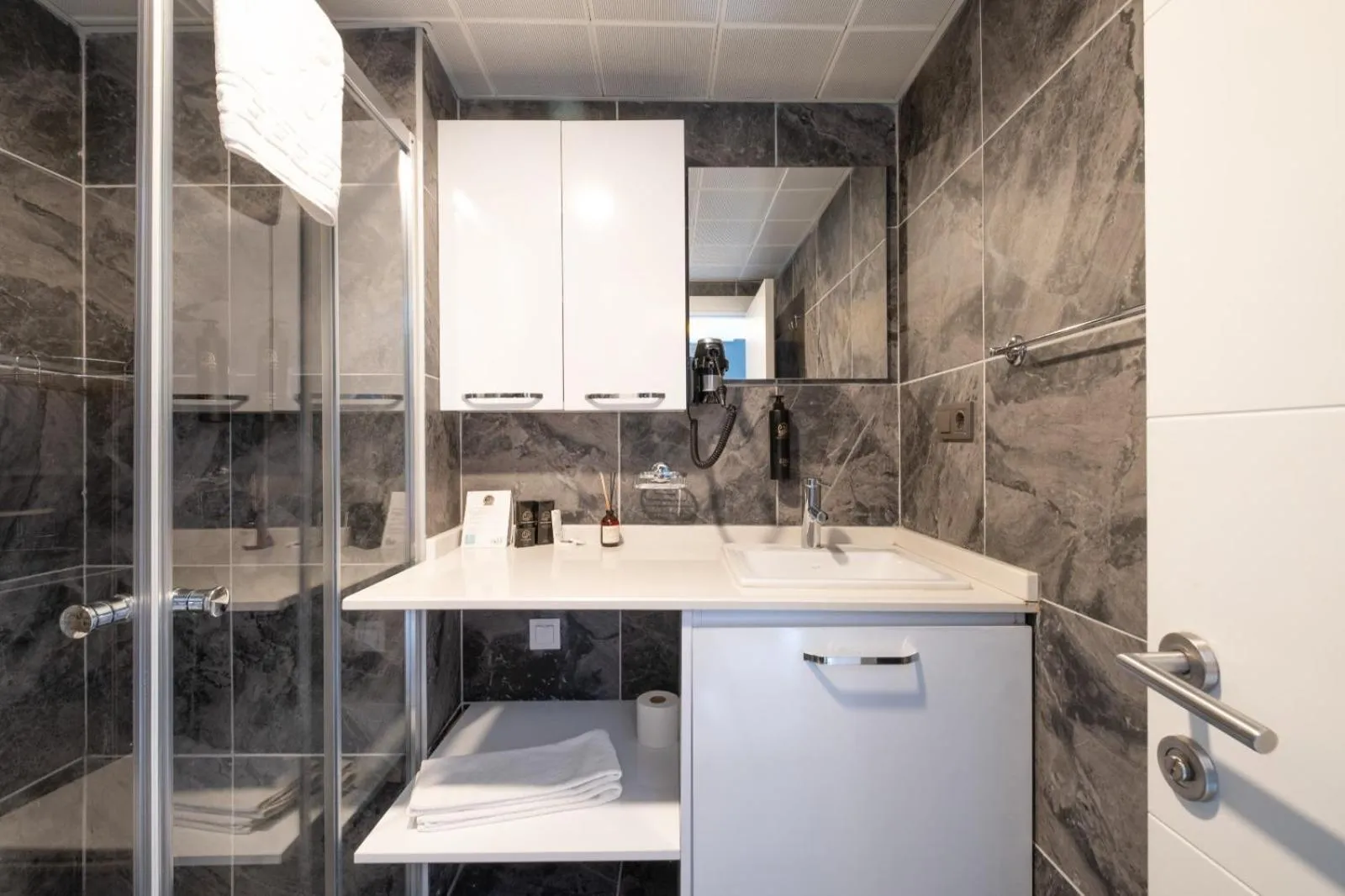 Bathroom in 216 Bosphorus