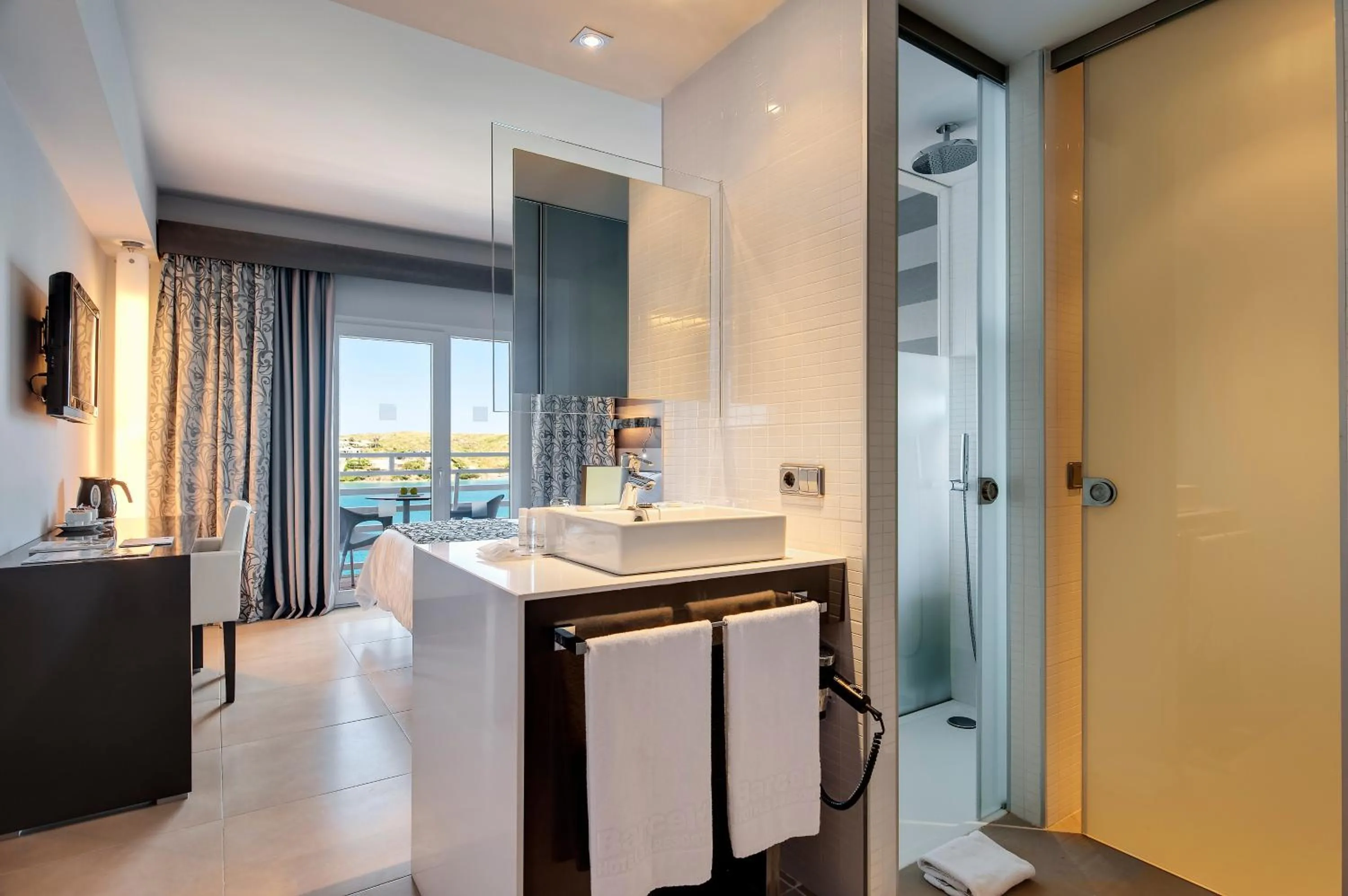 Bathroom, Bed in Barceló Hamilton Menorca - Adults Only