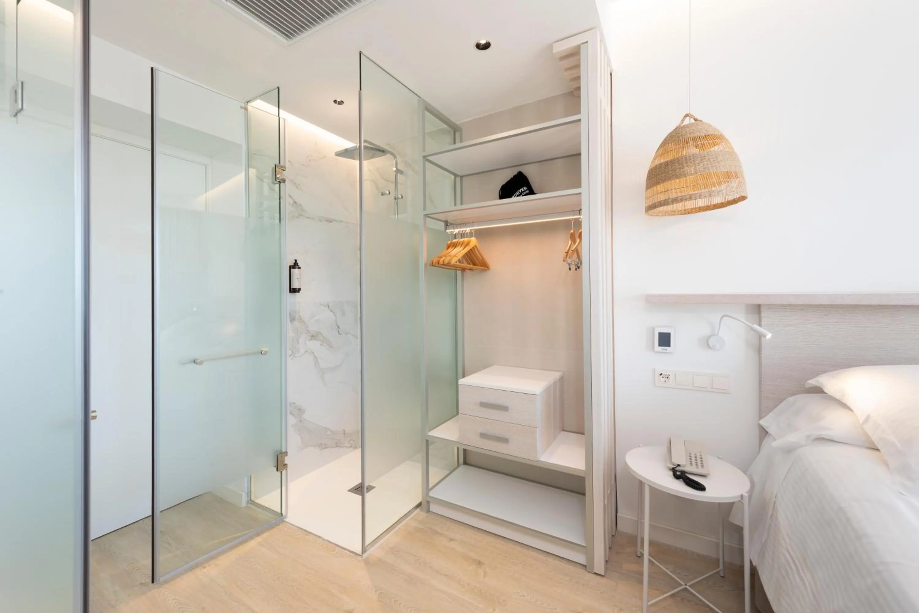 Shower, Bed in Valentin Somni Hotel & Suites