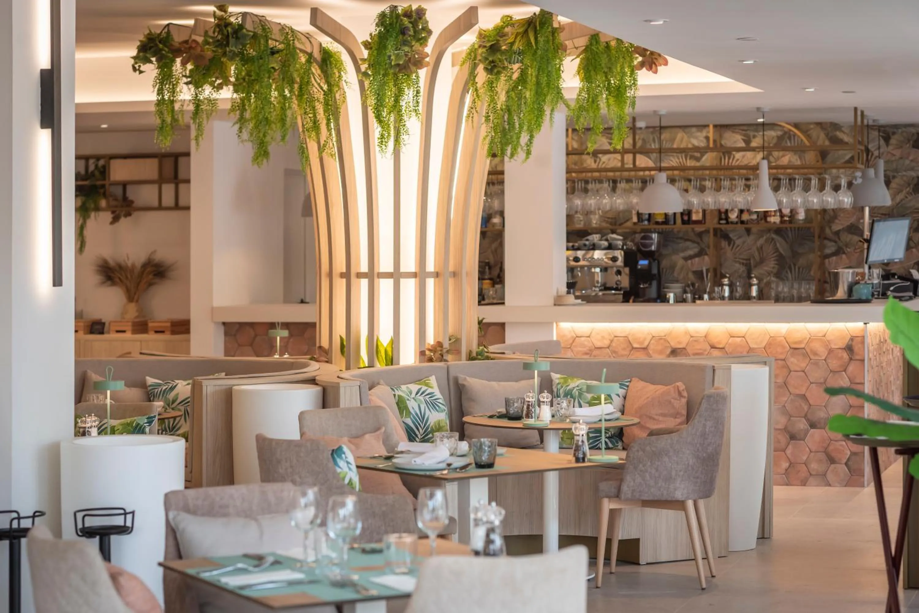 Restaurant/places to eat in Valentin Grand Park Suite Hotel