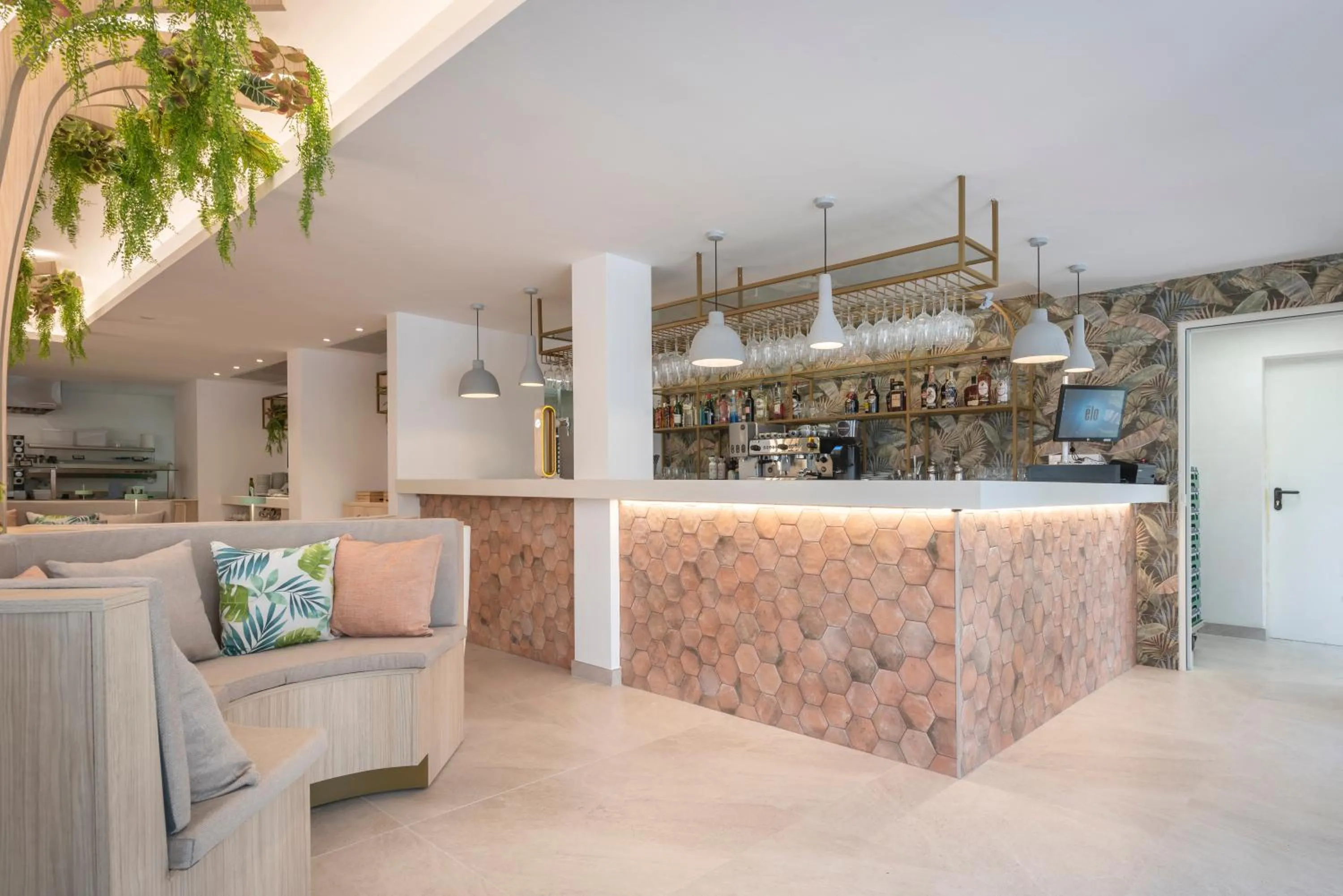 Restaurant/places to eat in Valentin Grand Park Suite Hotel