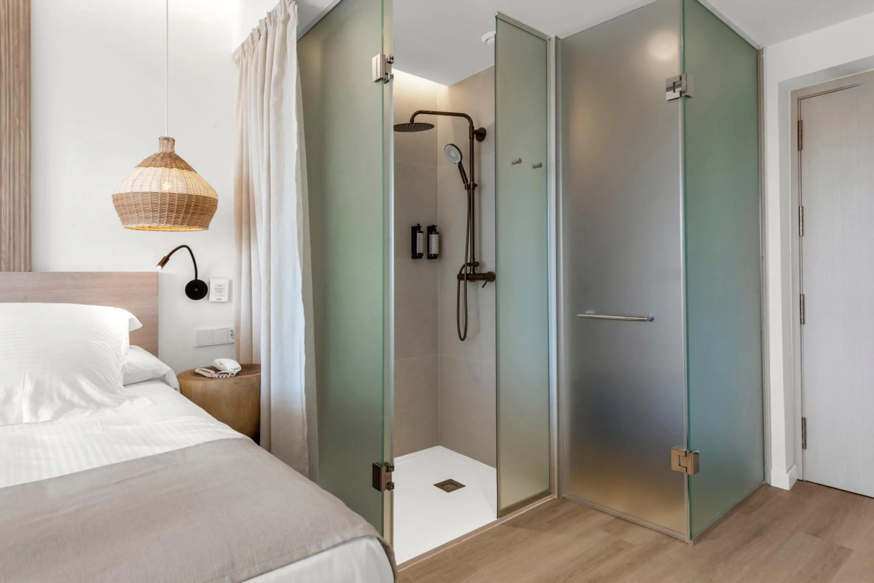 Shower, Bed in Valentin Grand Park Suite Hotel