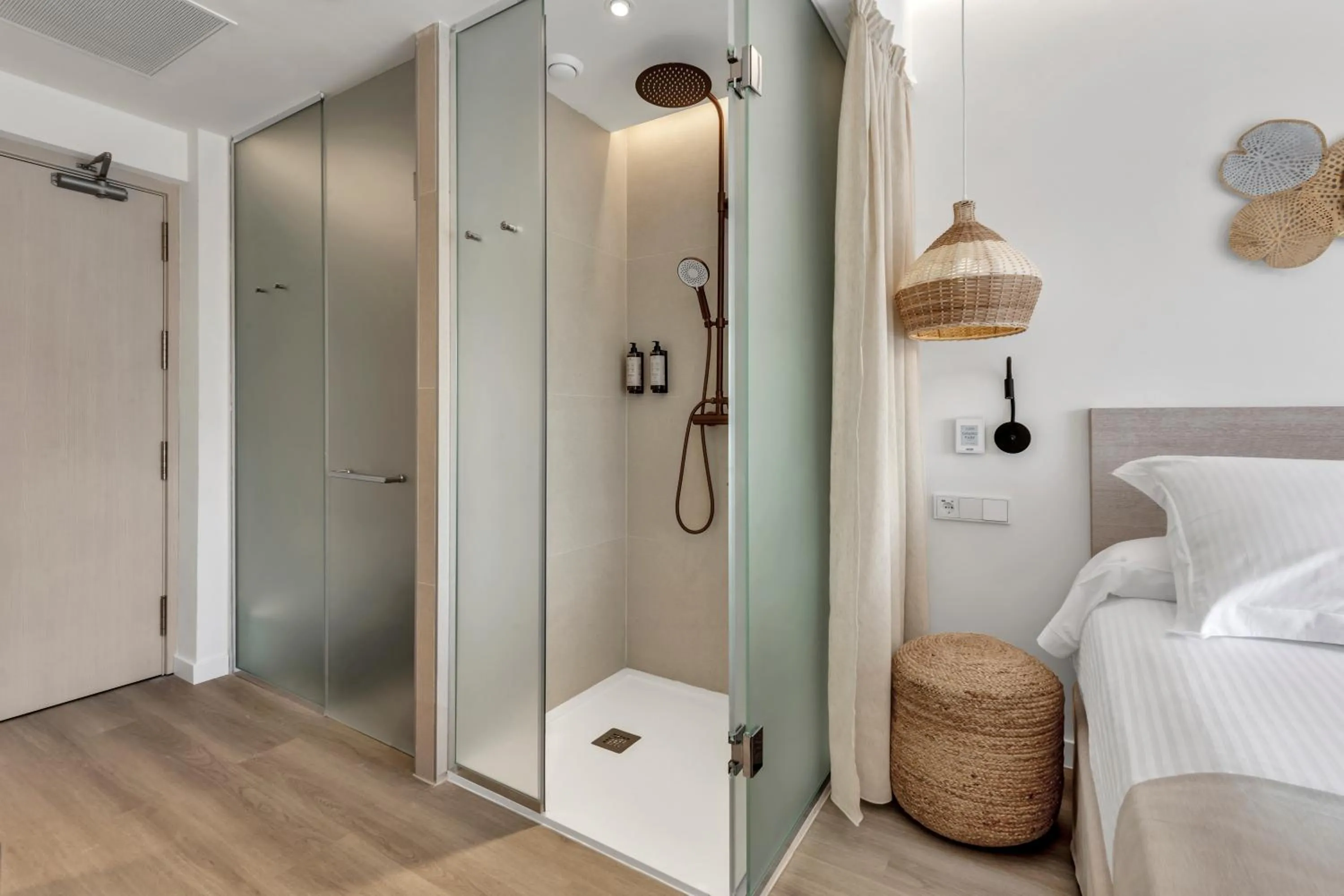 Shower, Bed in Valentin Grand Park Suite Hotel