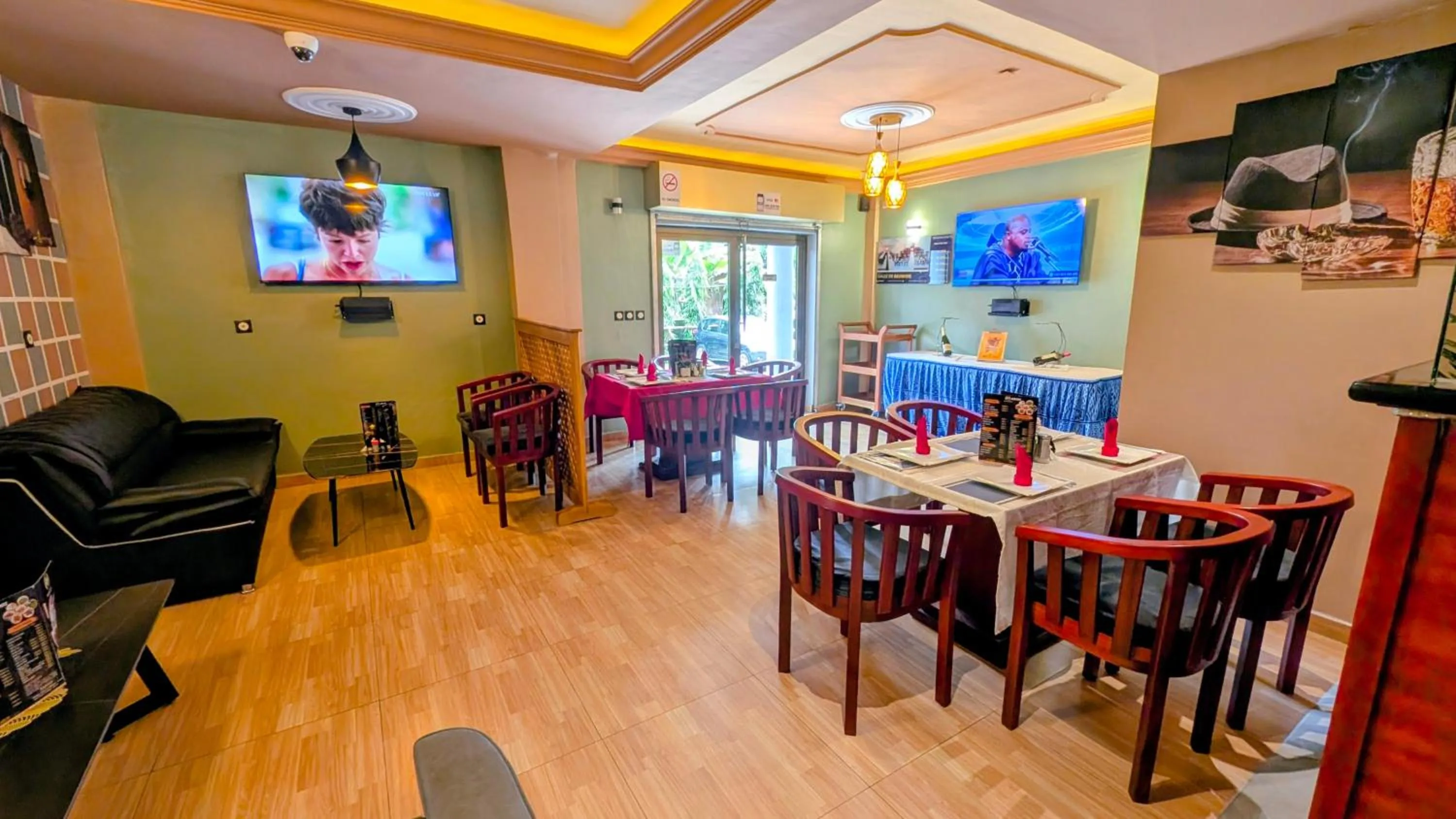 Restaurant/places to eat in ALICIA HOTEL