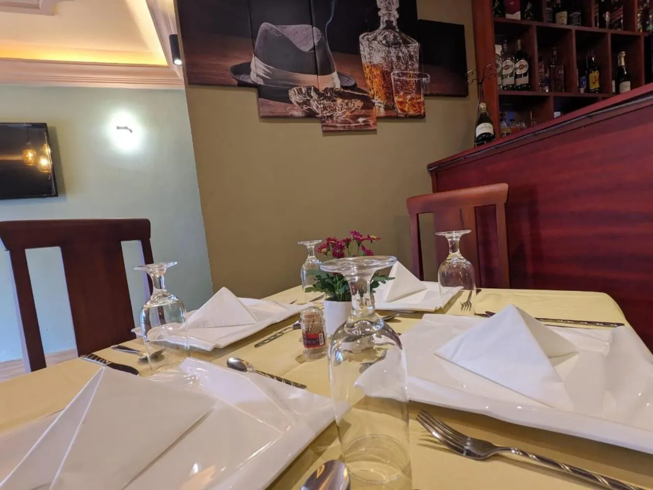 Restaurant/places to eat in ALICIA HOTEL