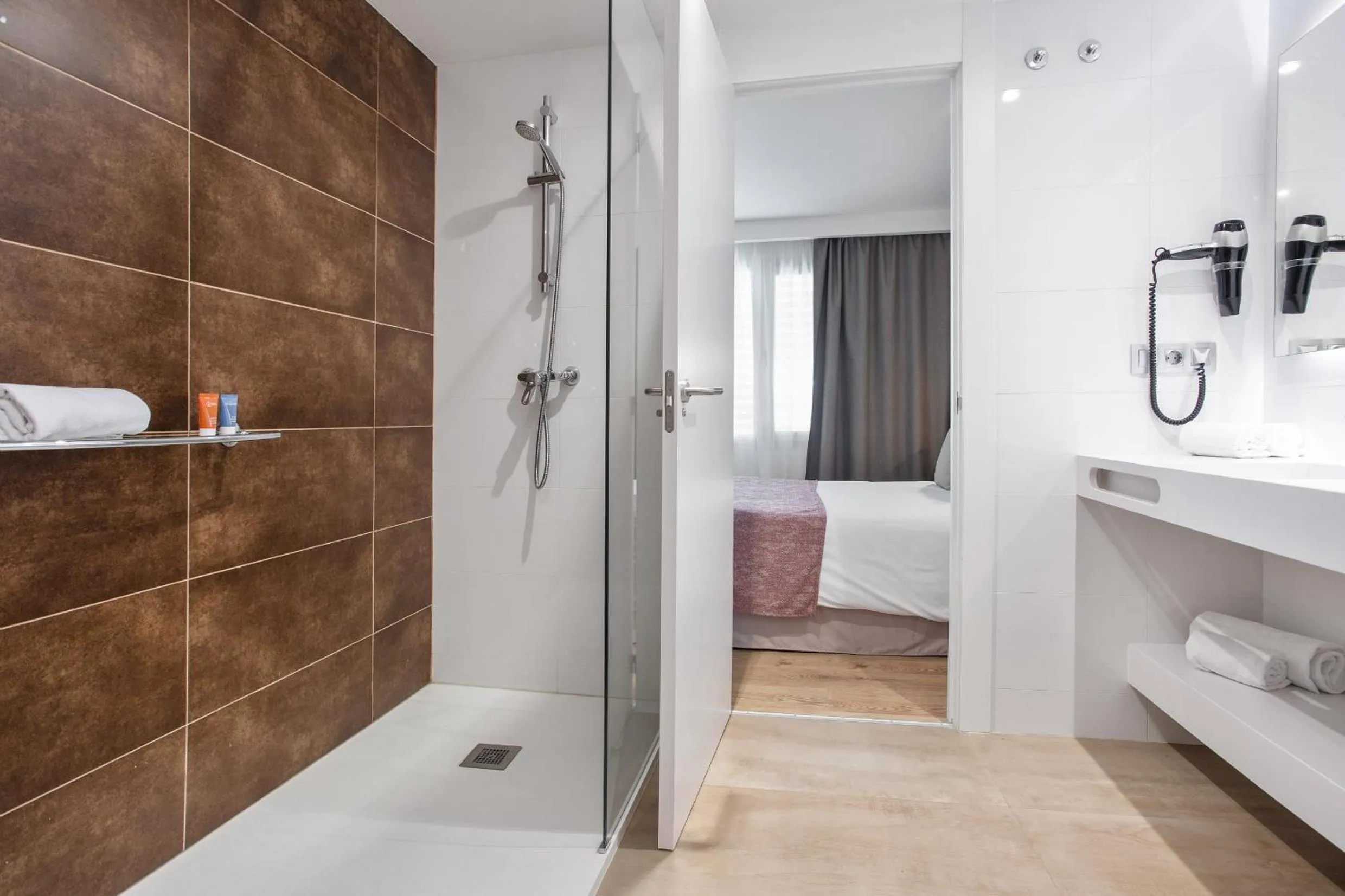 Bathroom, Bed in Pierre & Vacances Apartamentos Edificio Eurobuilding 2