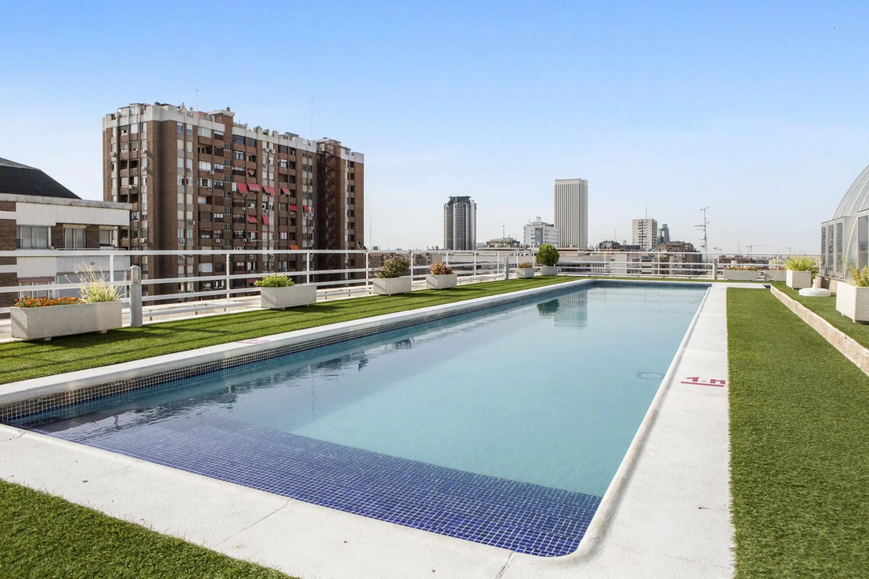 Swimming pool in Pierre & Vacances Apartamentos Edificio Eurobuilding 2