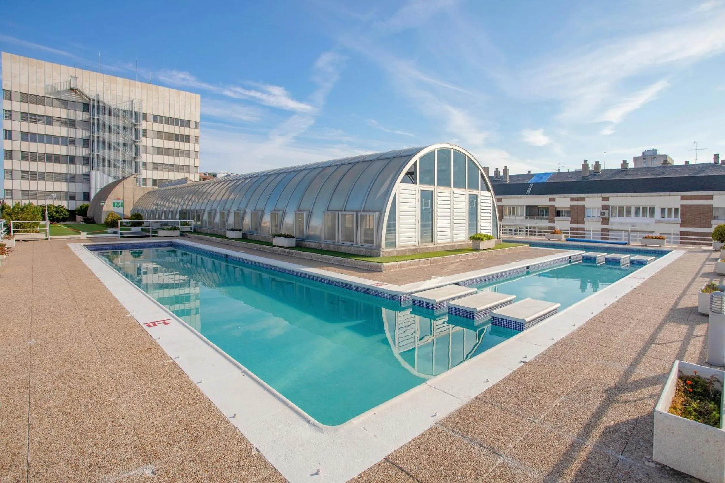 Swimming pool in Pierre & Vacances Apartamentos Edificio Eurobuilding 2