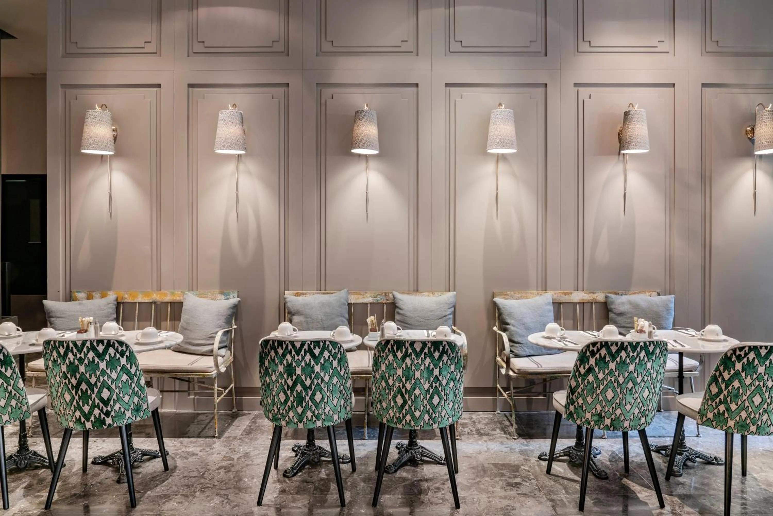 Restaurant/places to eat in Vincci Palace