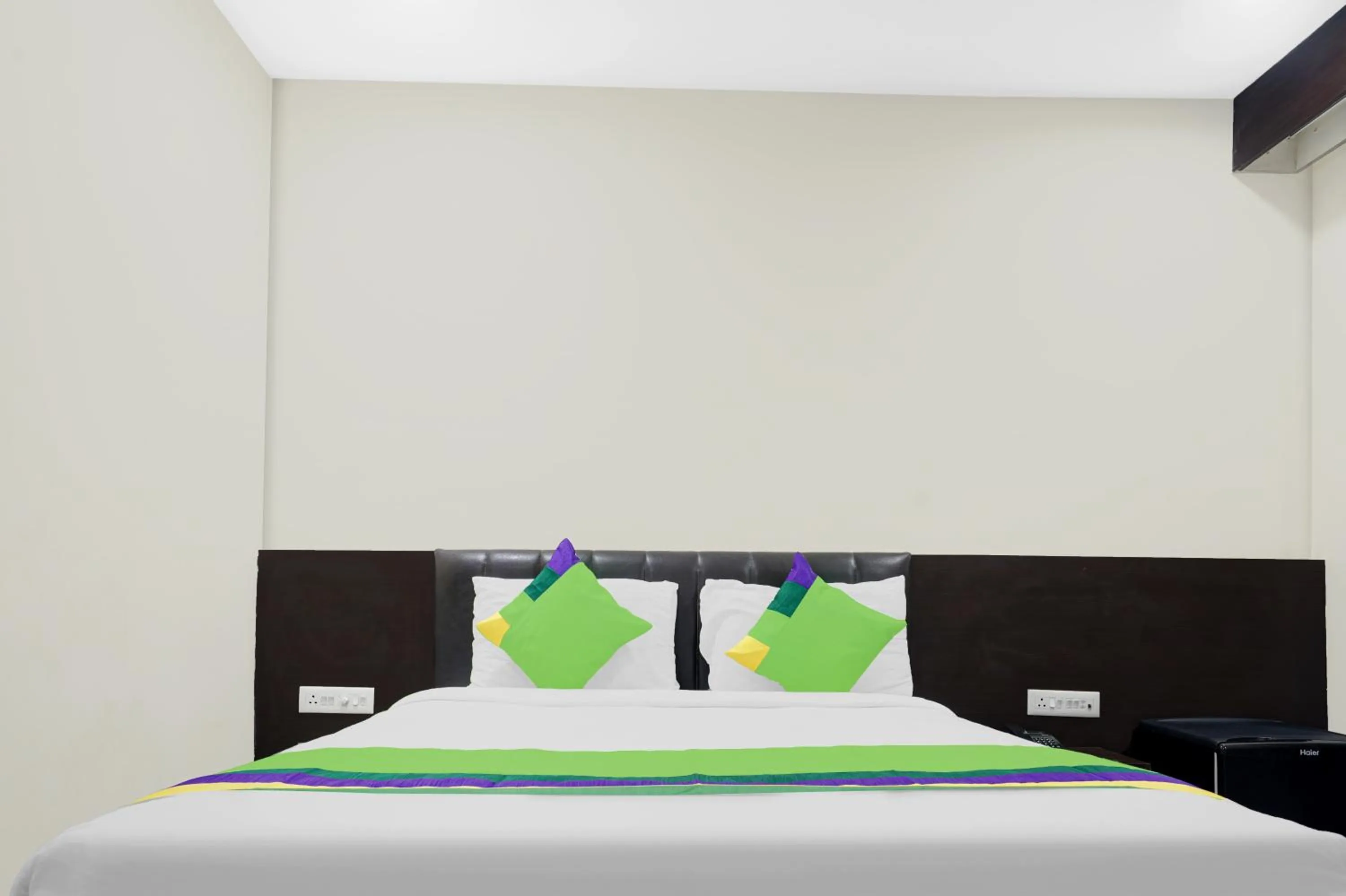 Bedroom in Treebo Madhuvan Grand