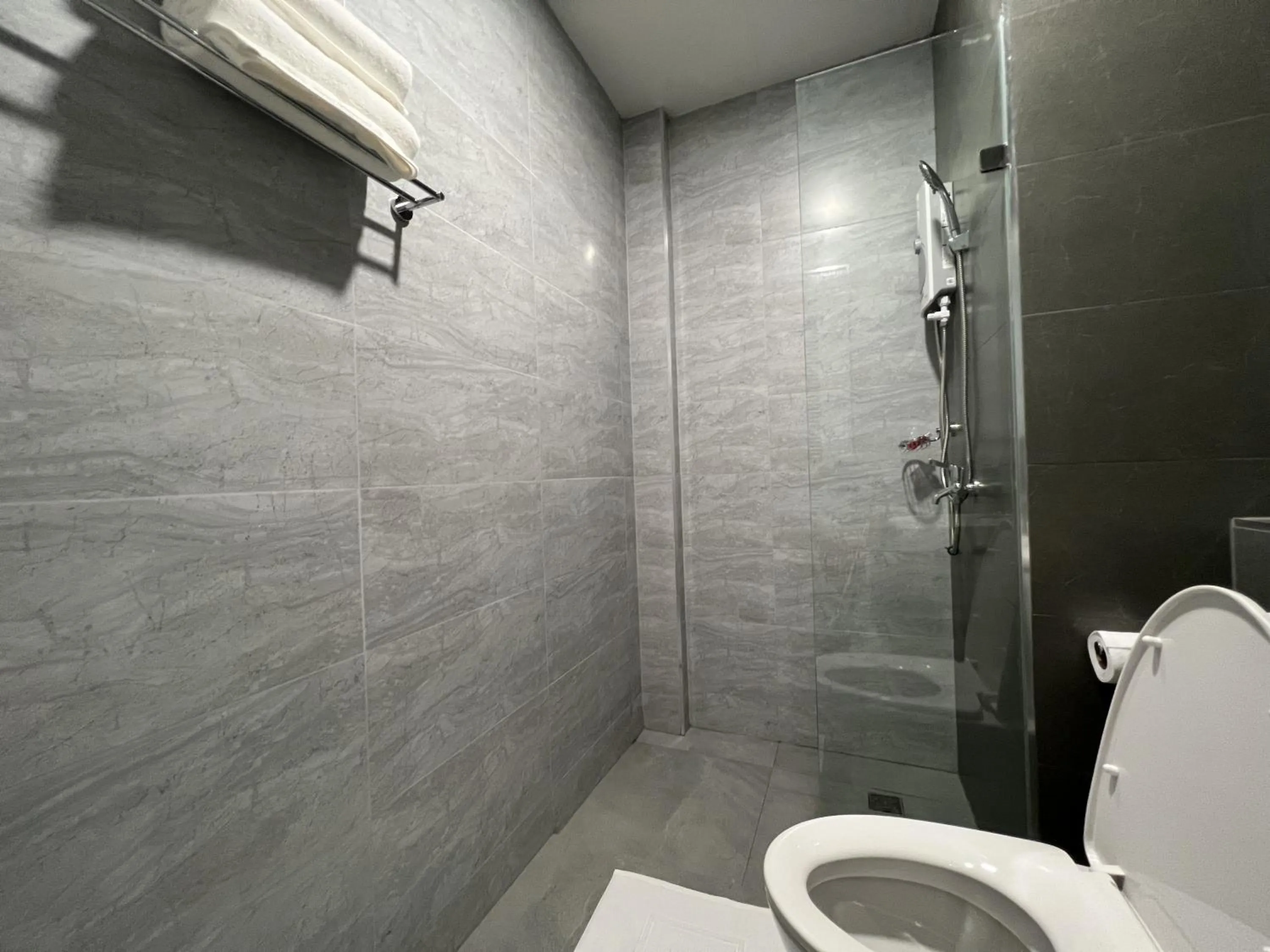 Shower in Super Highway Hotel