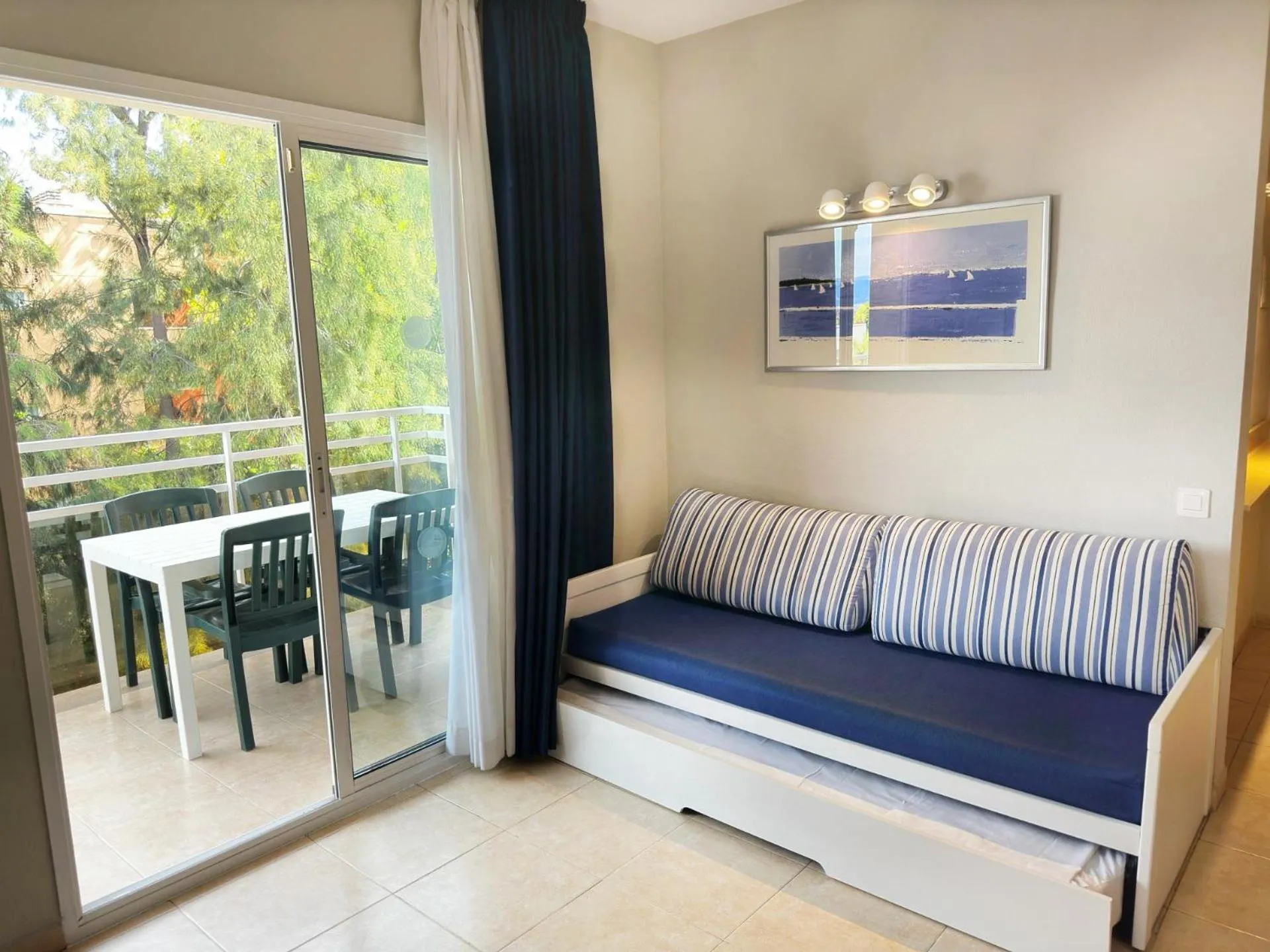 Balcony/Terrace, Bed in Aparthotel SunClub Salou