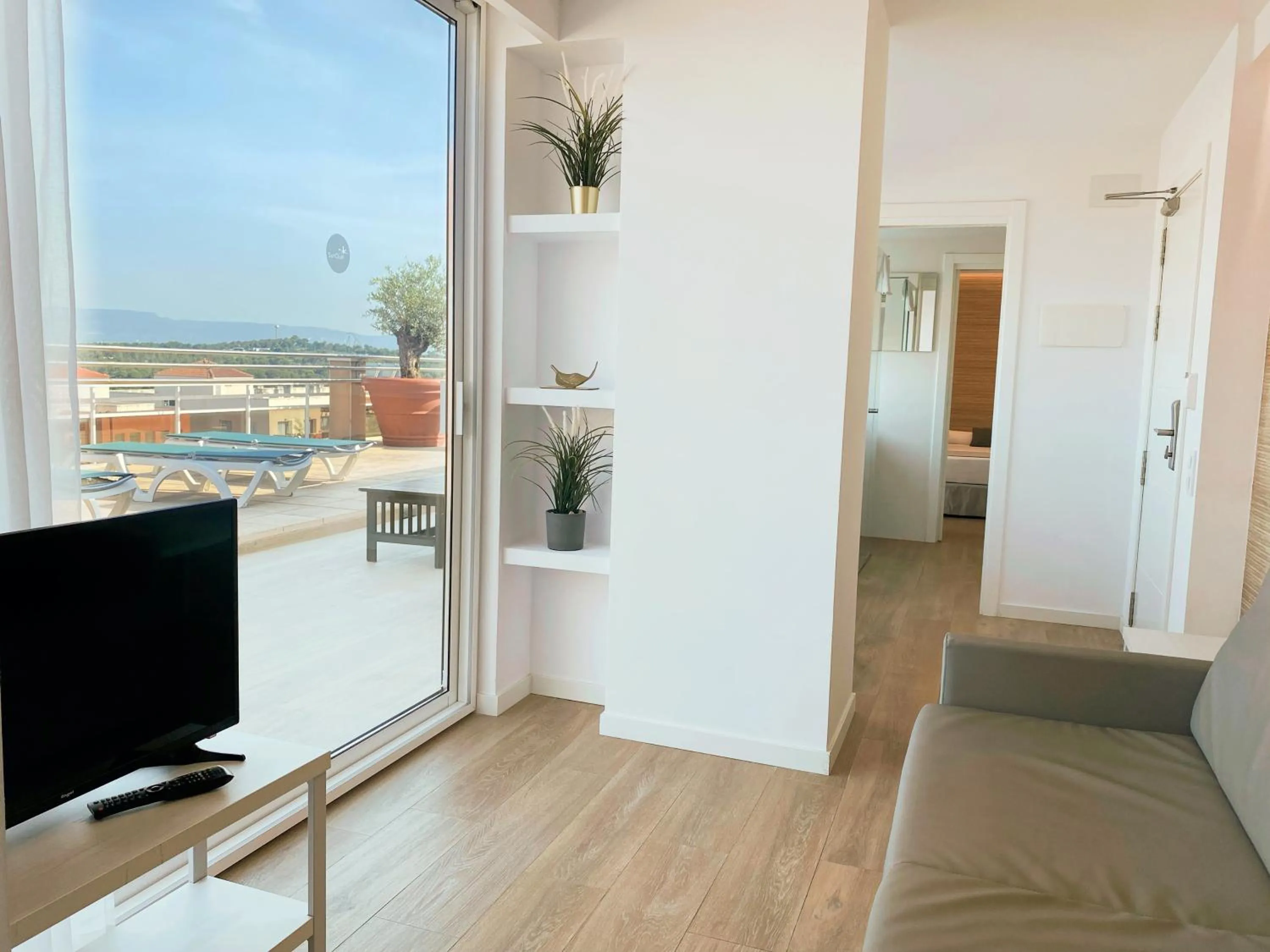 Communal lounge/ TV room in Aparthotel SunClub Salou