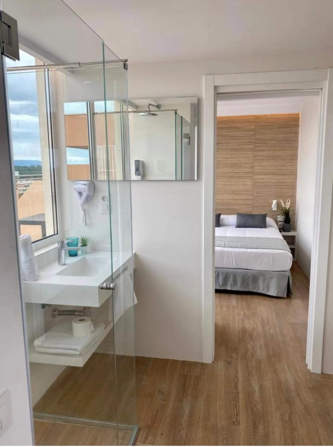 Shower, Bed in Aparthotel SunClub Salou