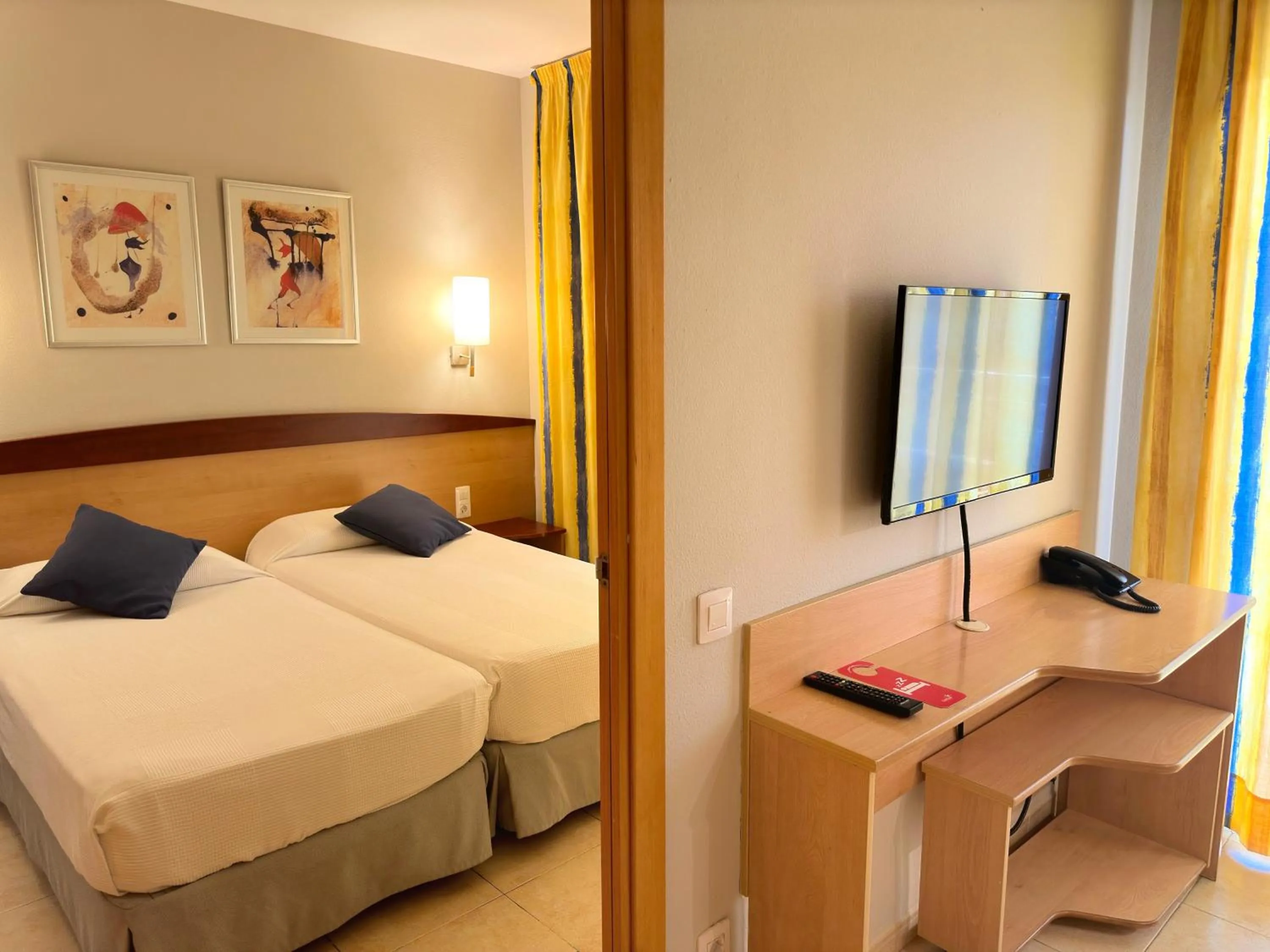 Communal lounge/ TV room, Bed in Aparthotel SunClub Salou