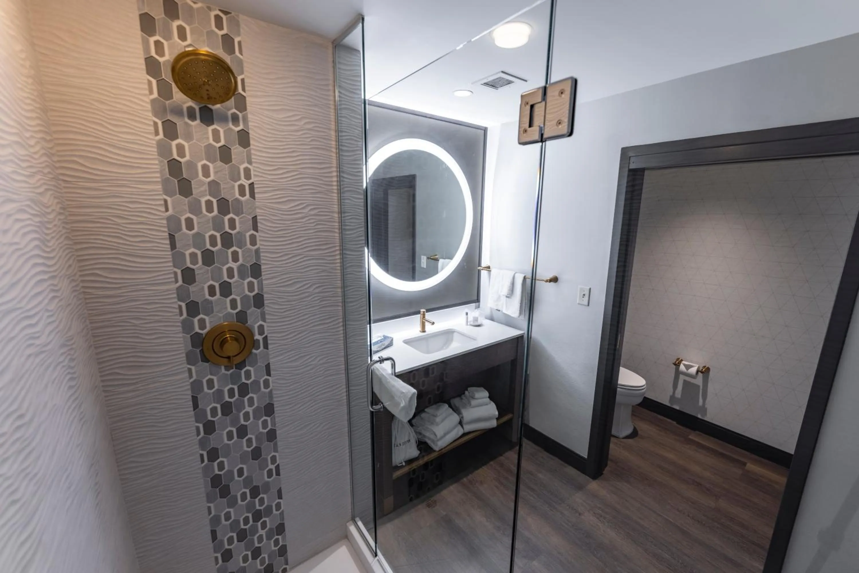 Bathroom, Bed in Harrah's Cherokee, A Caesars Destination