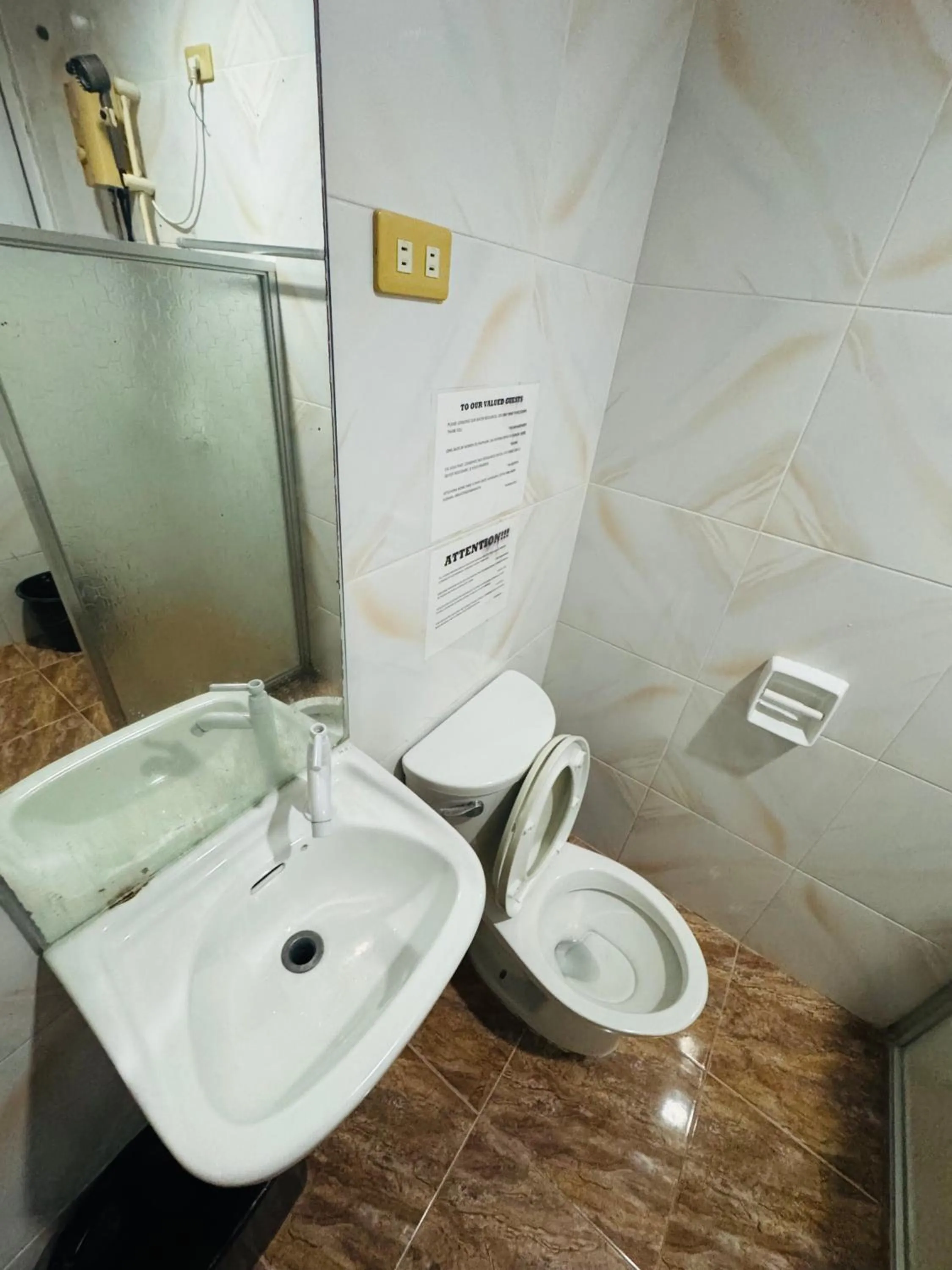 Toilet in La-Familia Guest House