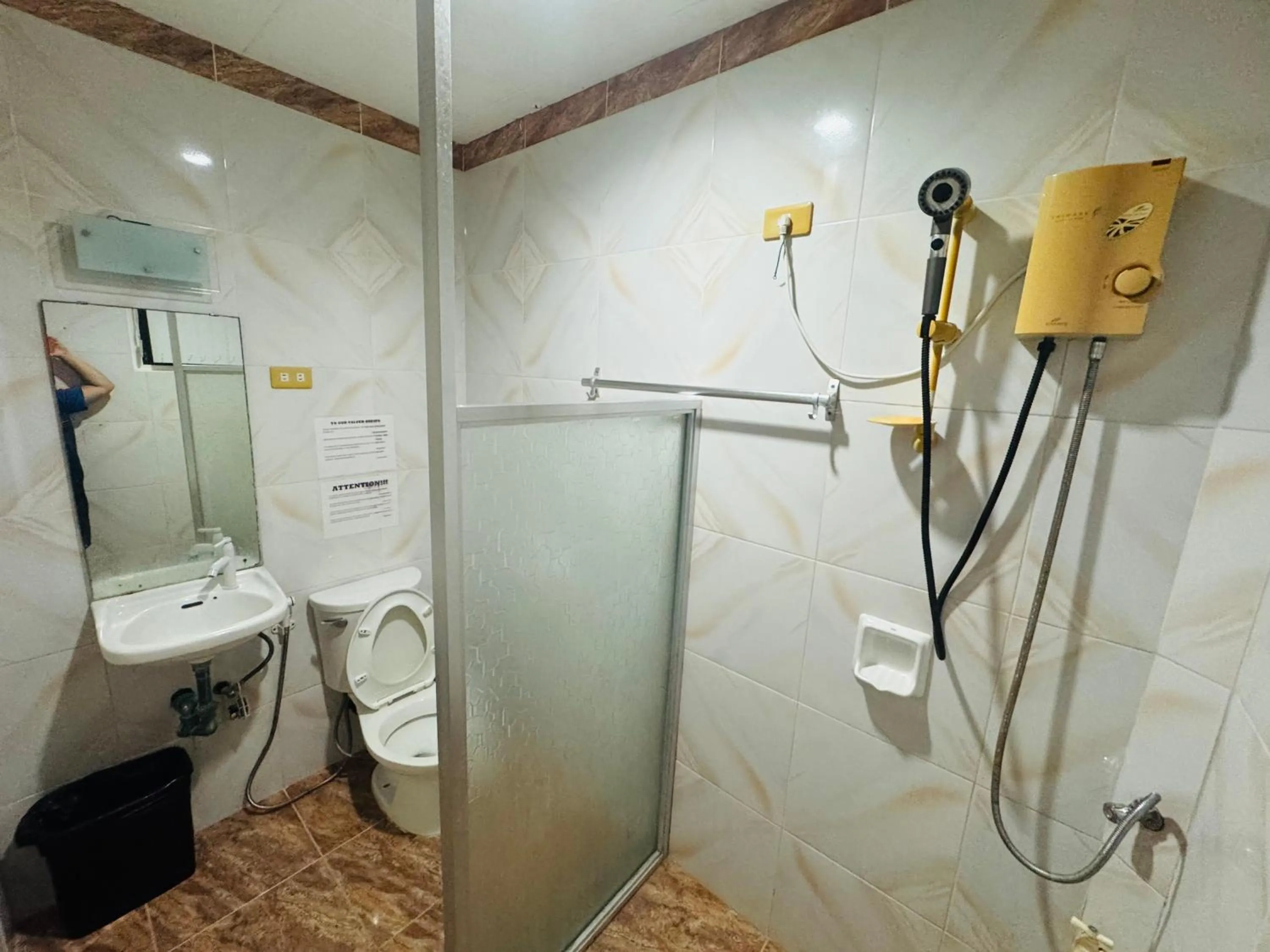 Shower in La-Familia Guest House