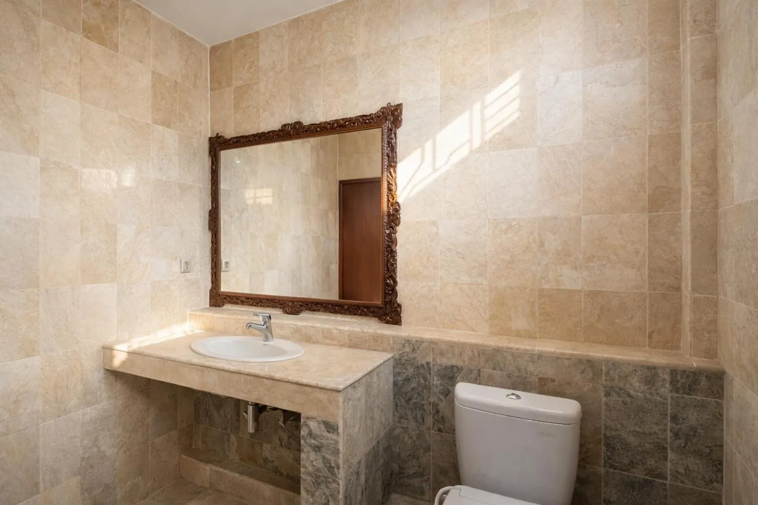 Toilet in Matahari Inn Kuta Lombok